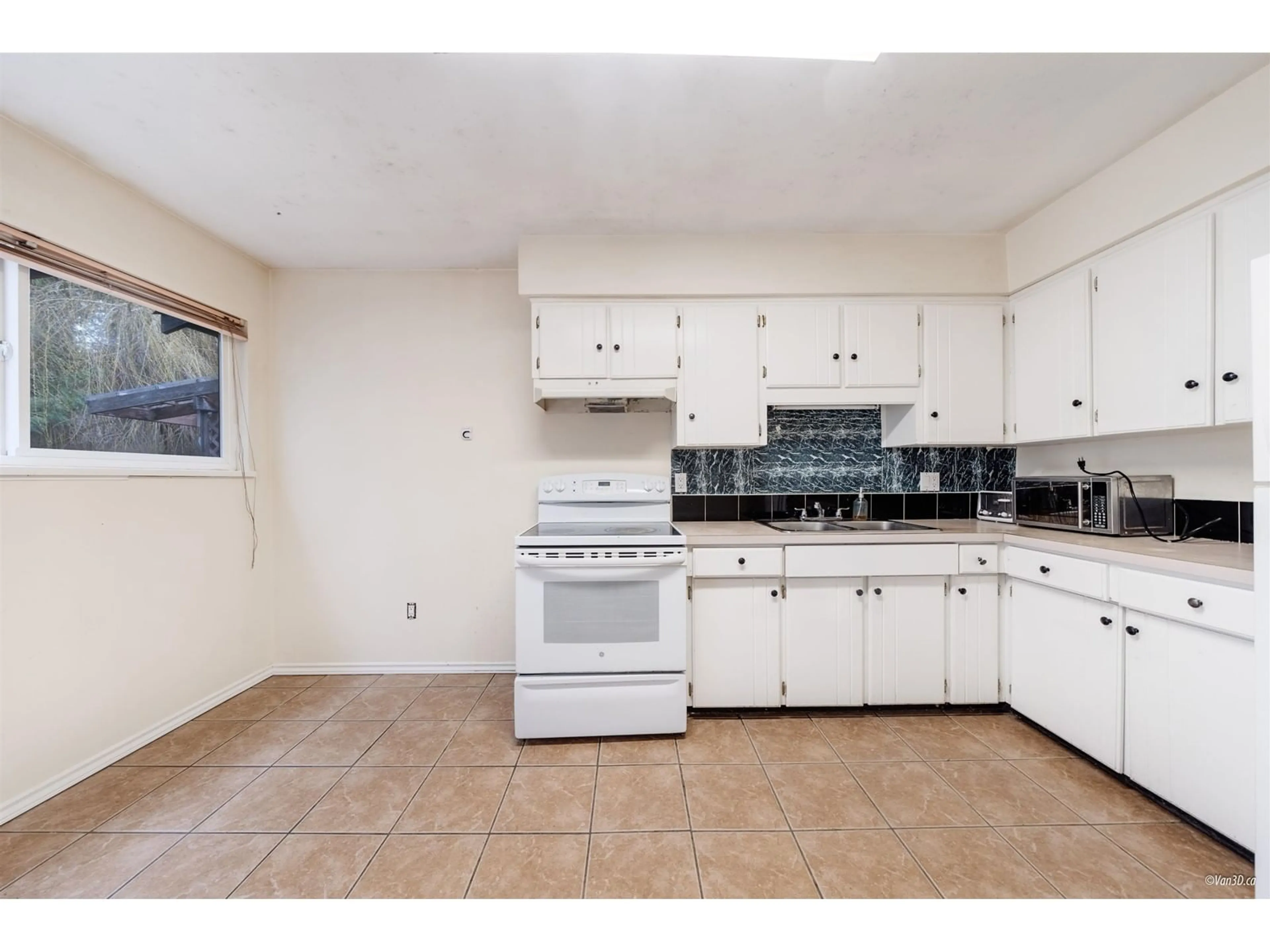 Standard kitchen, ceramic/tile floor for 9687 131, Surrey British Columbia V3T3P4