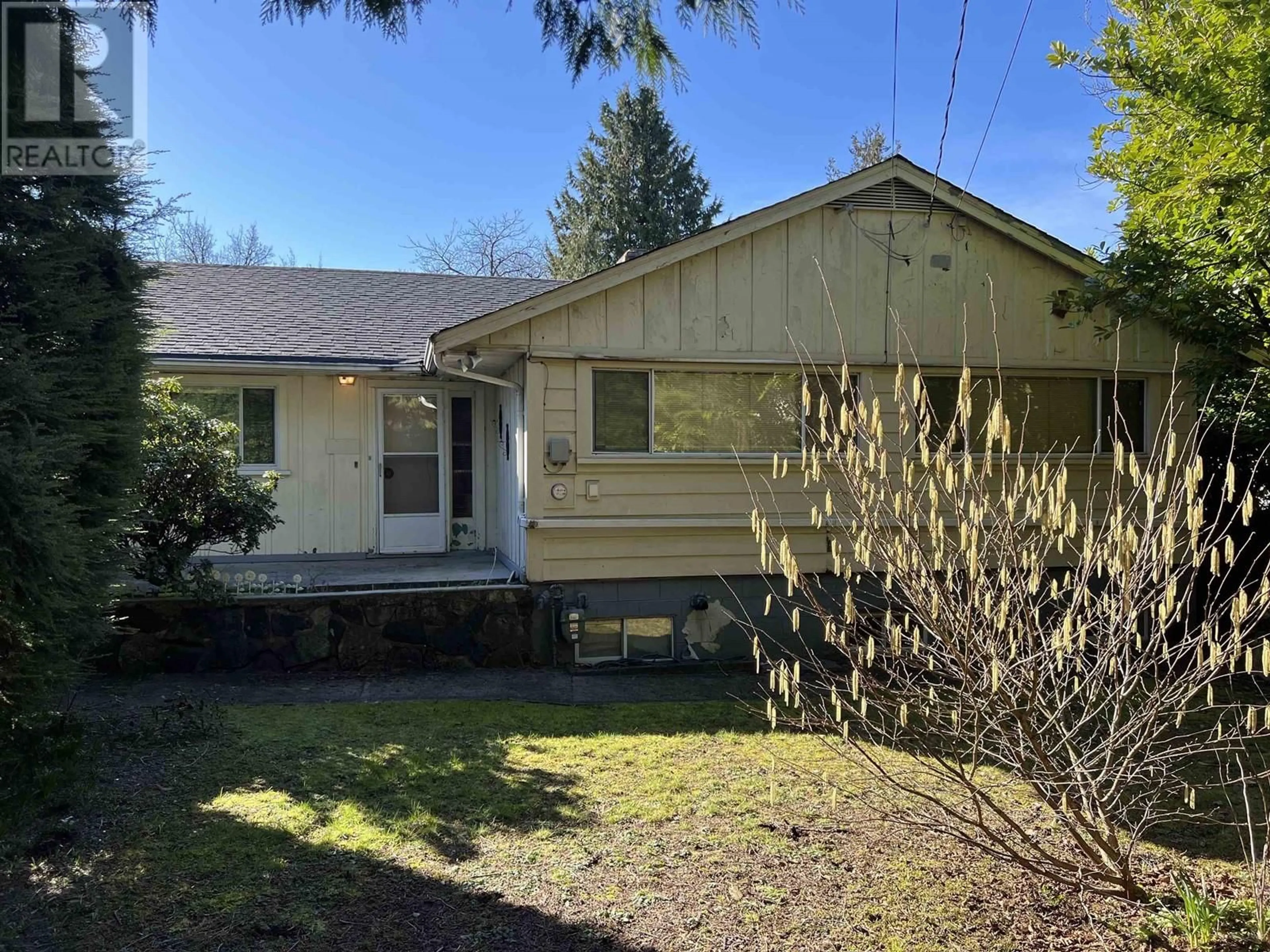 A pic from outside/outdoor area/front of a property/back of a property/a pic from drone, street for 840 ROCHESTER AVENUE, Coquitlam British Columbia V3K2W2