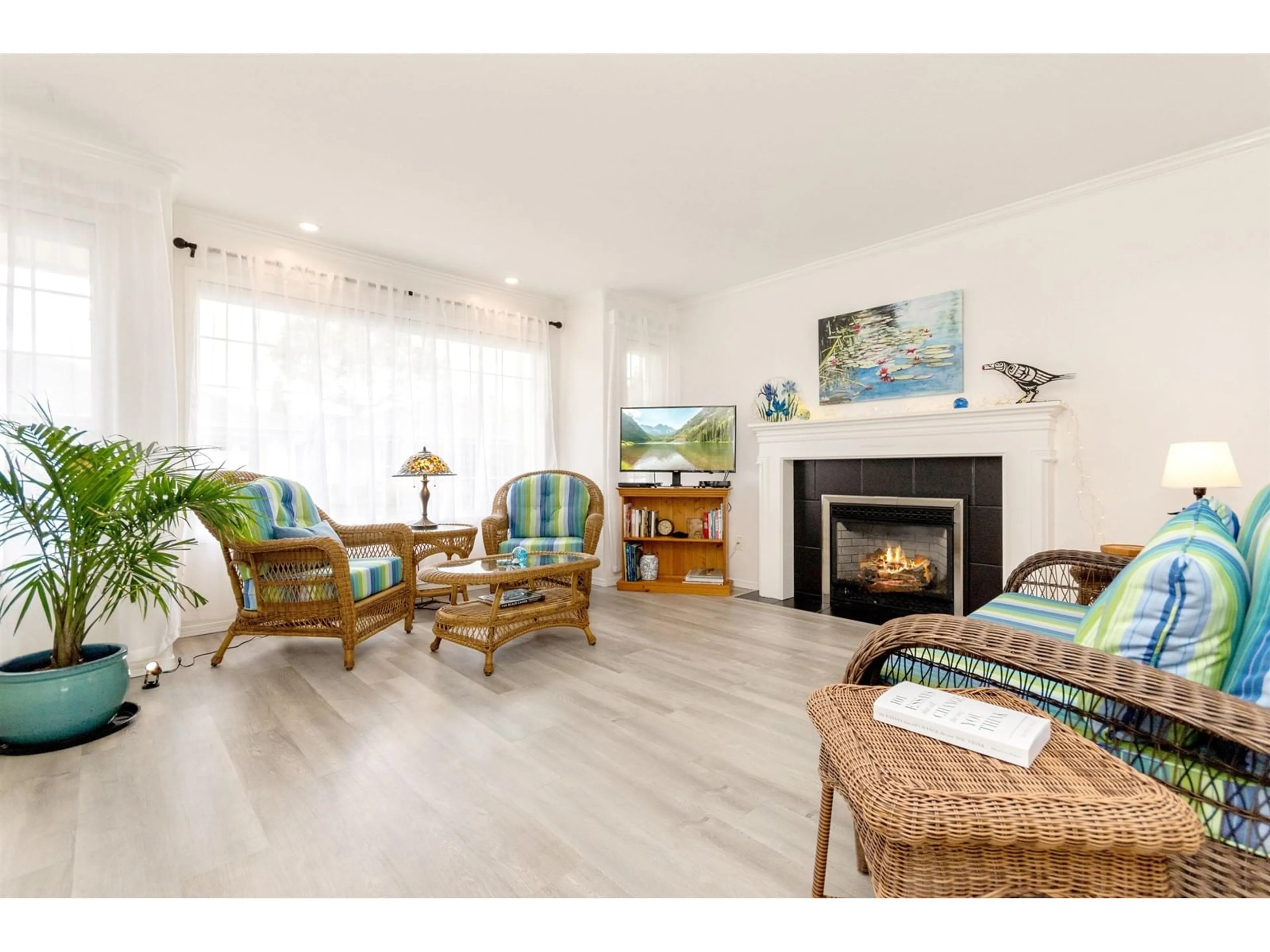 Living room with furniture, wood/laminate floor for 2 - 9420 WOODBINE STREET, Chilliwack British Columbia V2P5S4