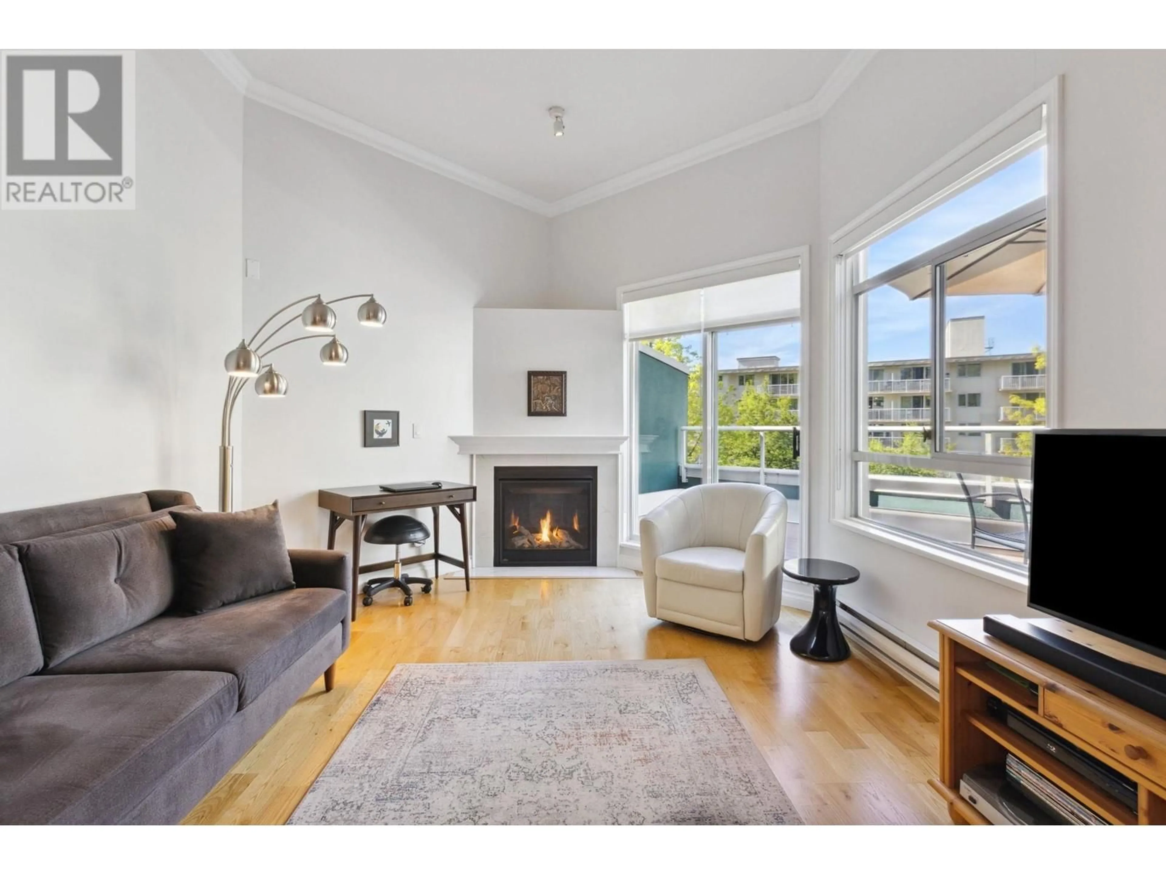 Living room with furniture, unknown for 401 - 128 8TH STREET, North Vancouver British Columbia V7M3M1
