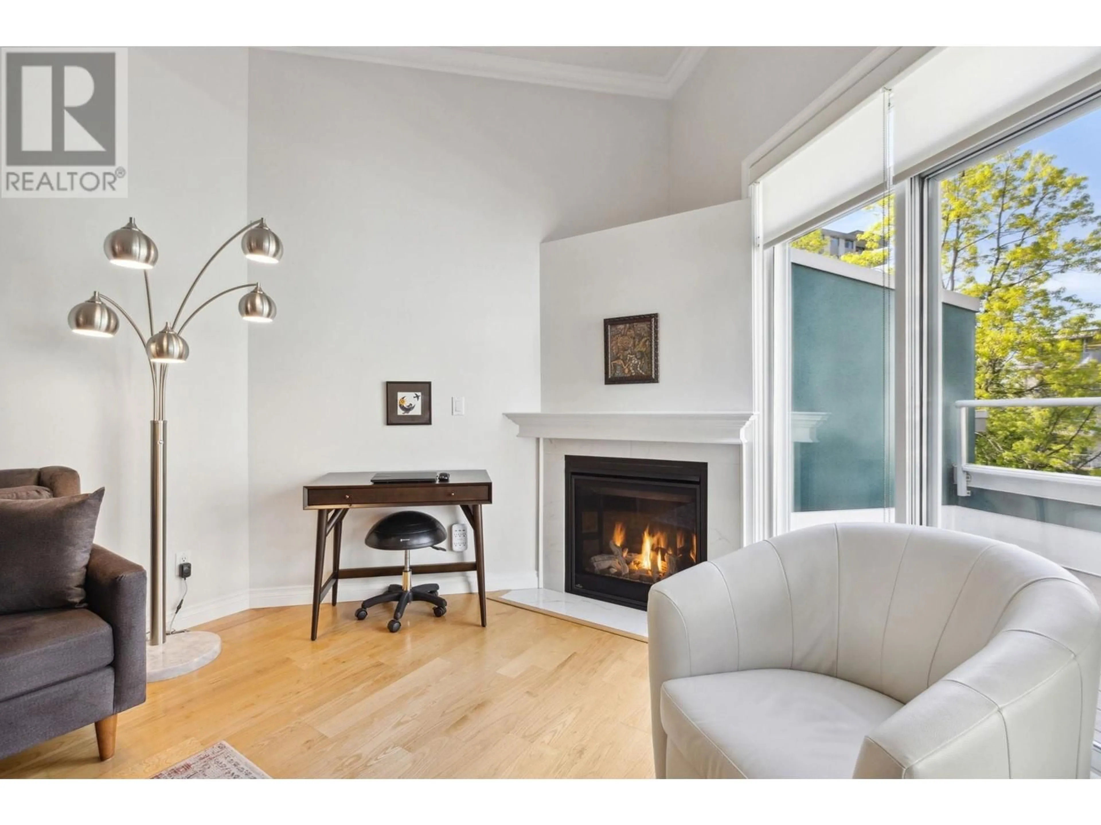 Living room with furniture, unknown for 401 - 128 8TH STREET, North Vancouver British Columbia V7M3M1