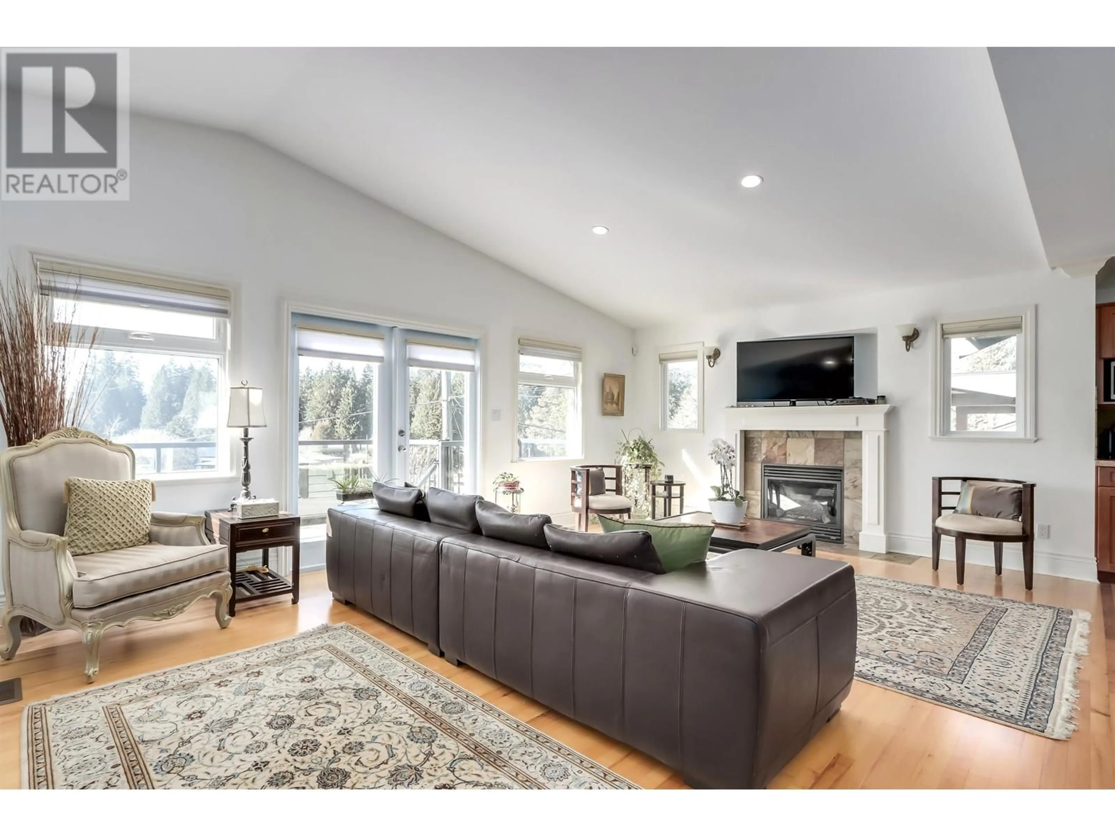 Living room with furniture, unknown for 954 TUDOR AVENUE, North Vancouver British Columbia V7R1X7