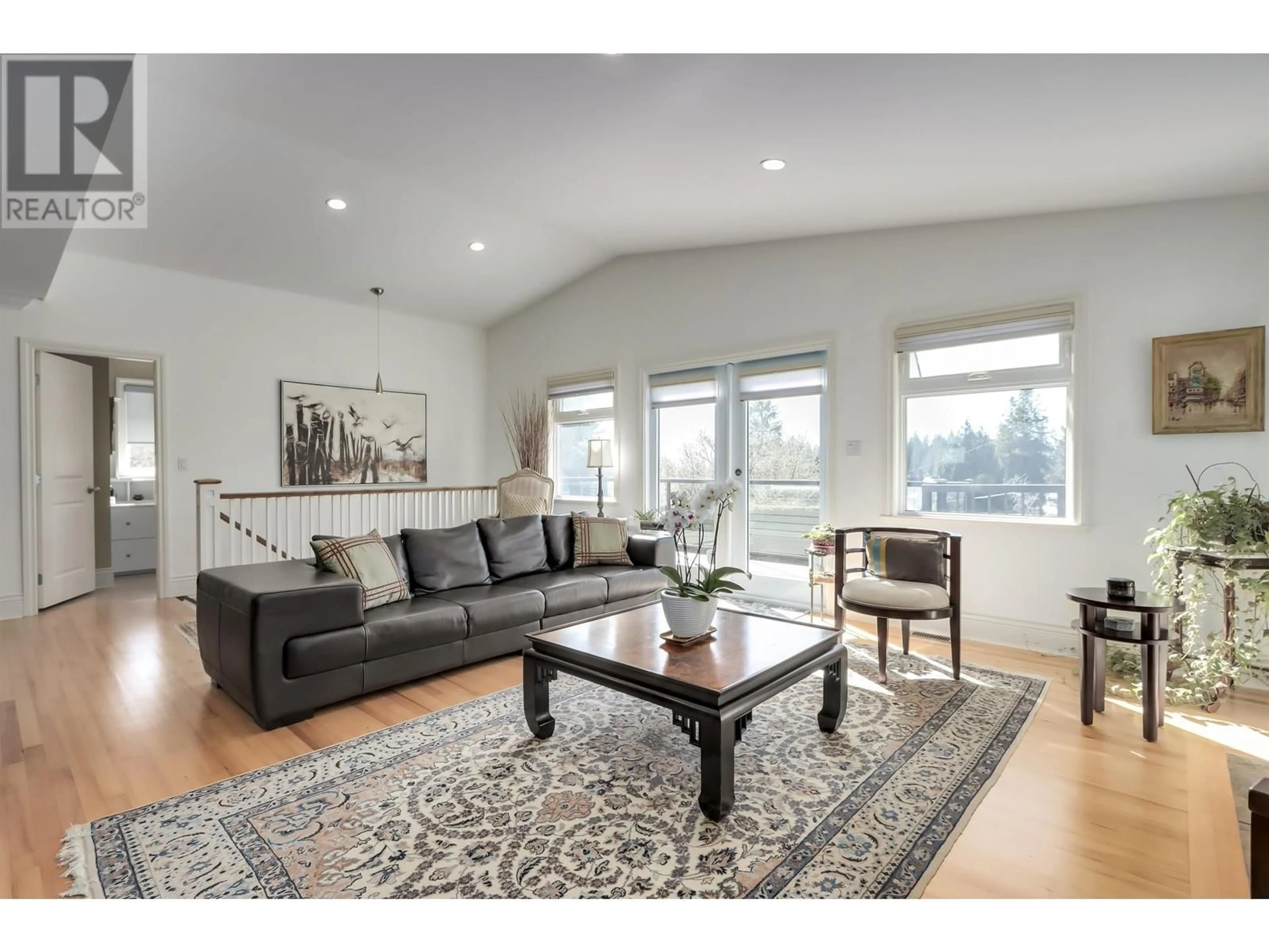 Living room with furniture, wood/laminate floor for 954 TUDOR AVENUE, North Vancouver British Columbia V7R1X7