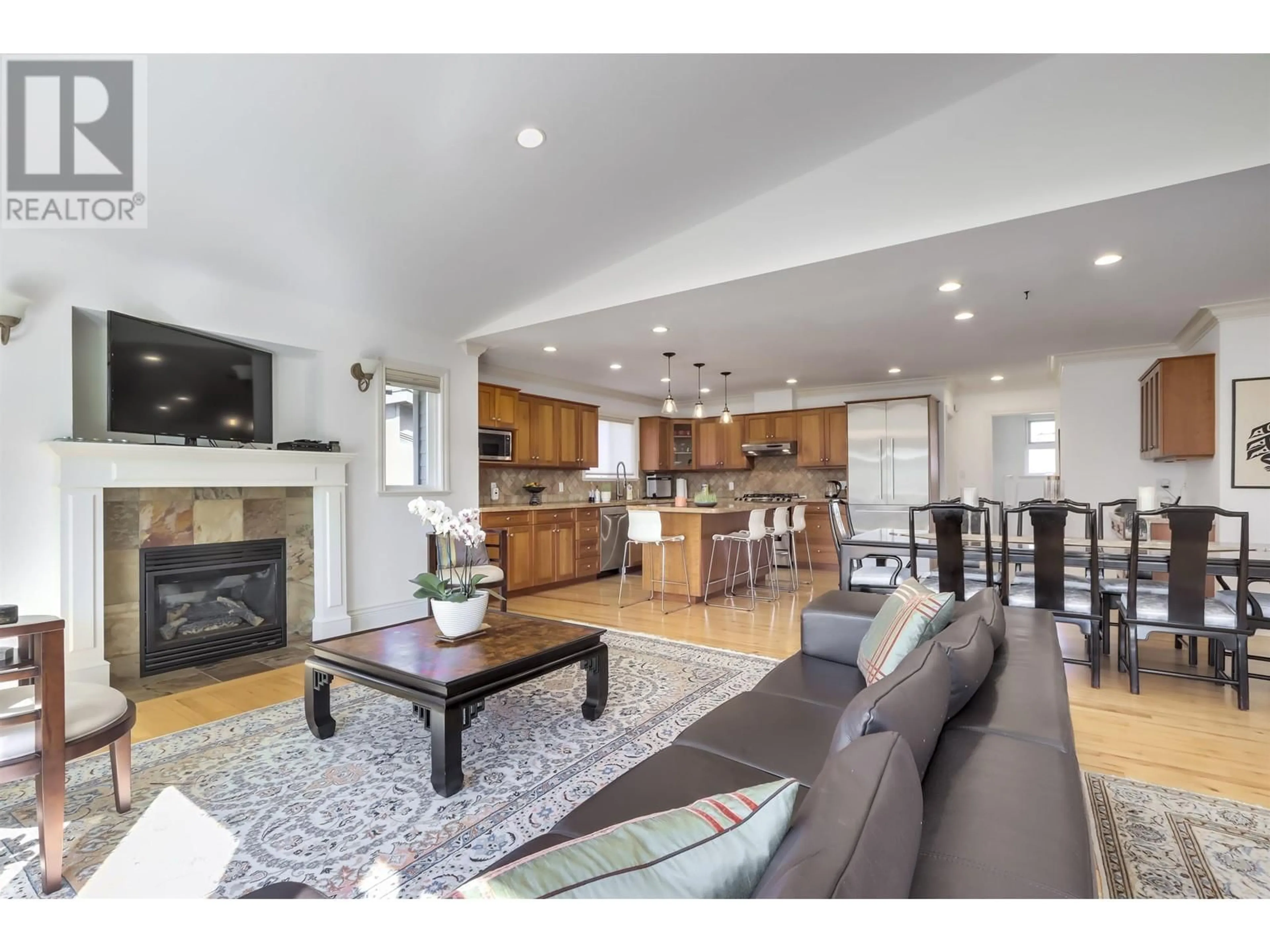 Open concept kitchen, wood/laminate floor for 954 TUDOR AVENUE, North Vancouver British Columbia V7R1X7