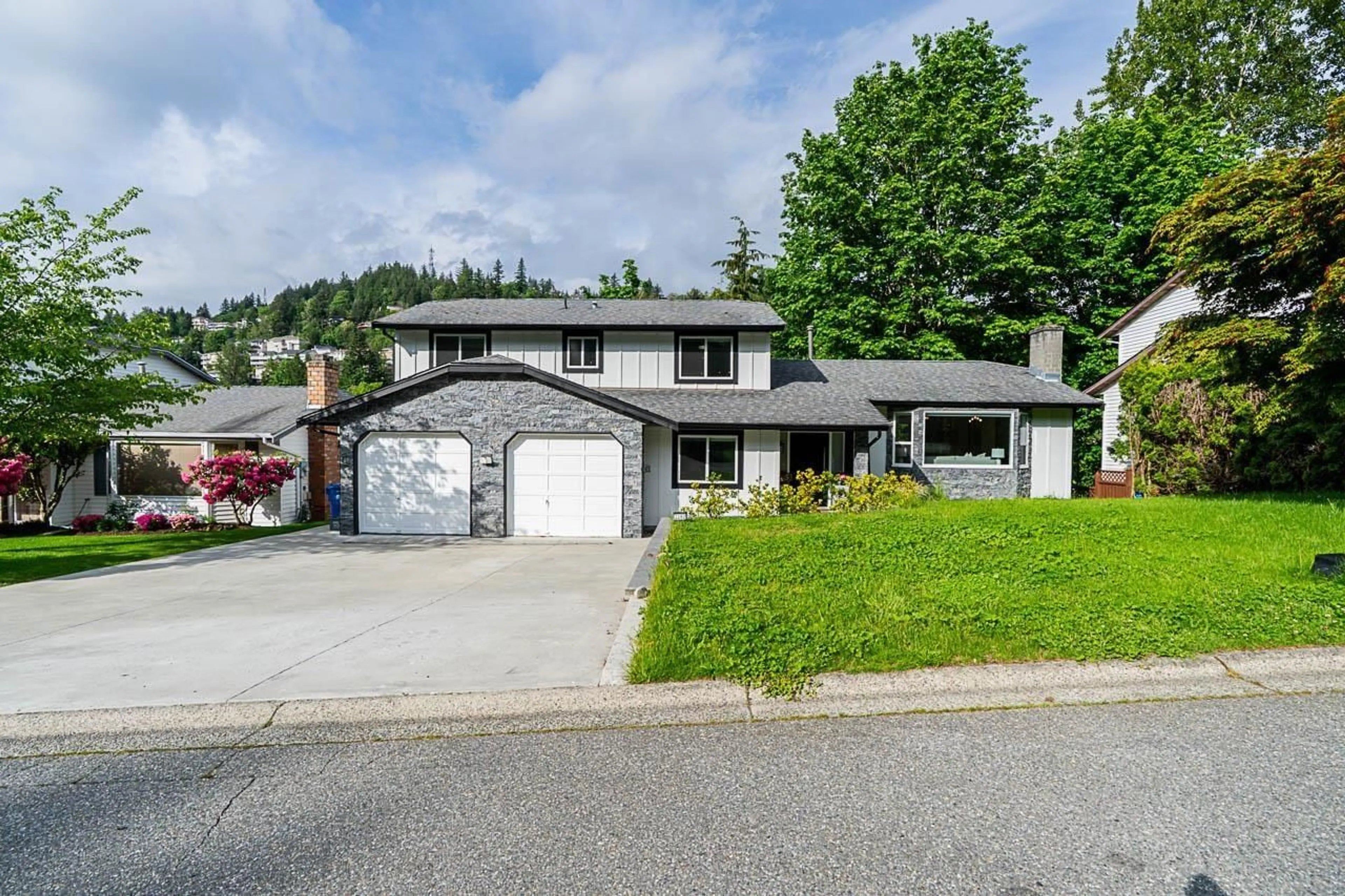 Home with vinyl exterior material, street for 2282 WOODSTOCK, Abbotsford British Columbia V3G2E5