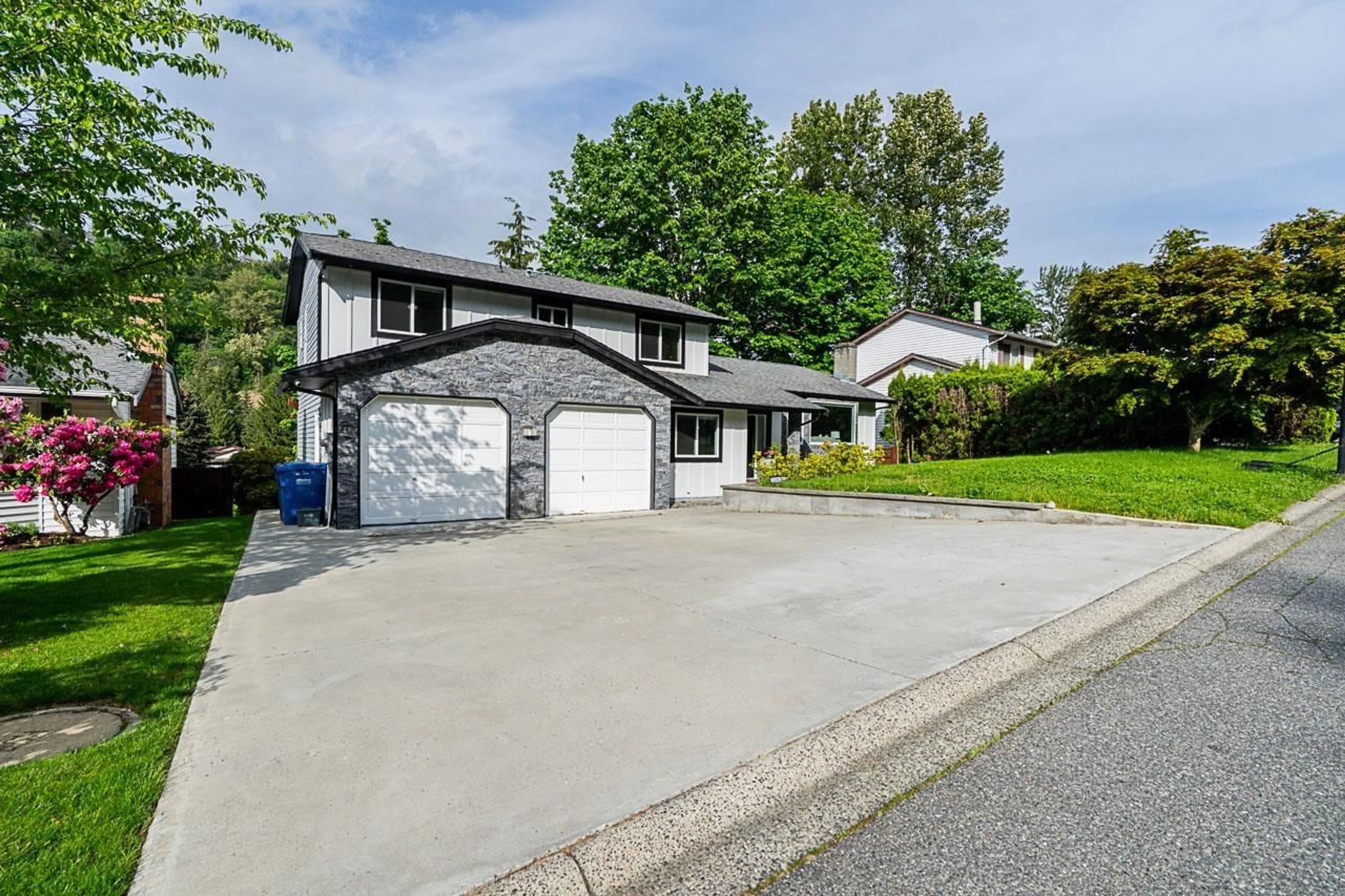 Home with vinyl exterior material, street for 2282 WOODSTOCK, Abbotsford British Columbia V3G2E5