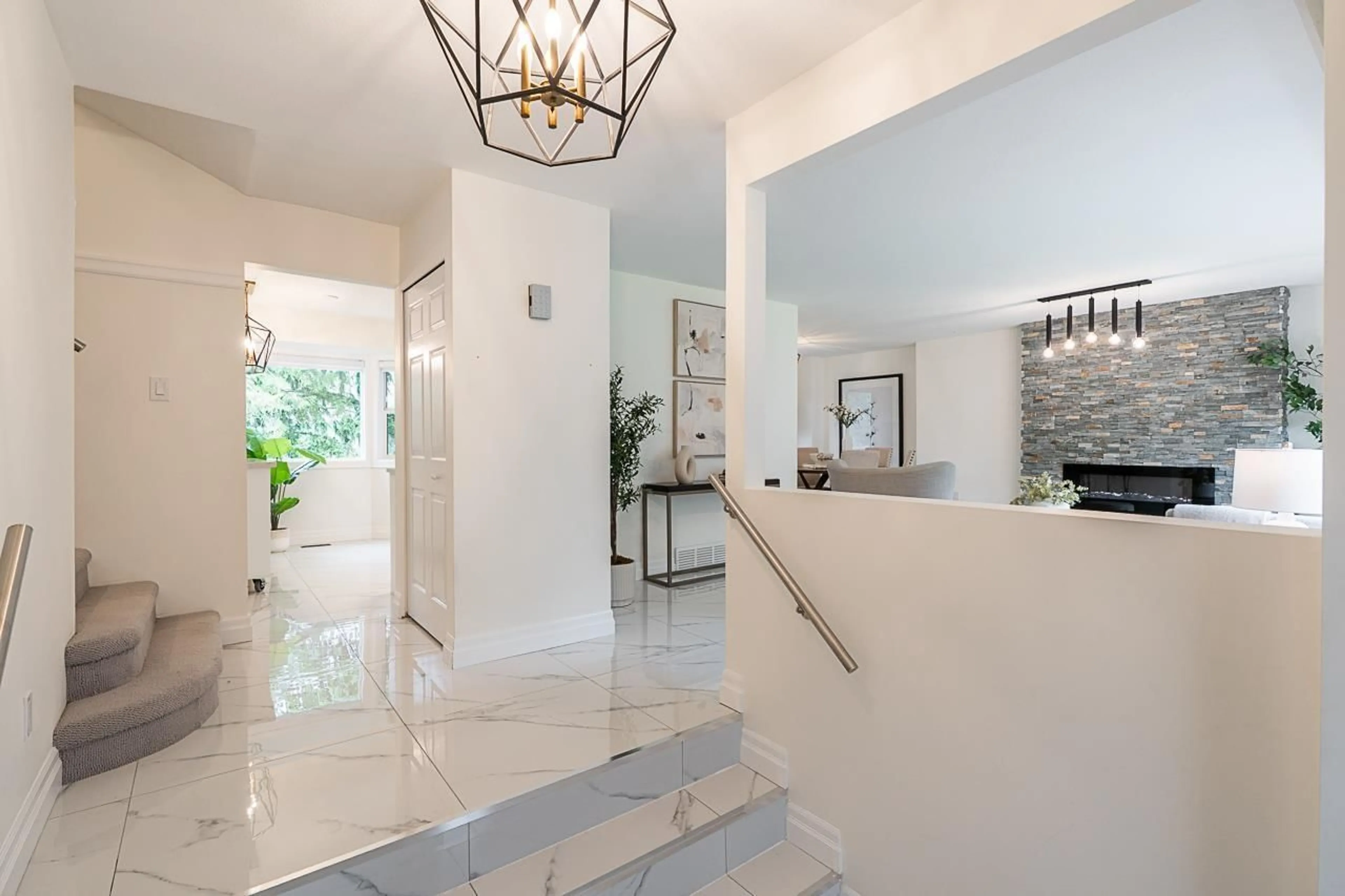 Indoor foyer for 2282 WOODSTOCK, Abbotsford British Columbia V3G2E5