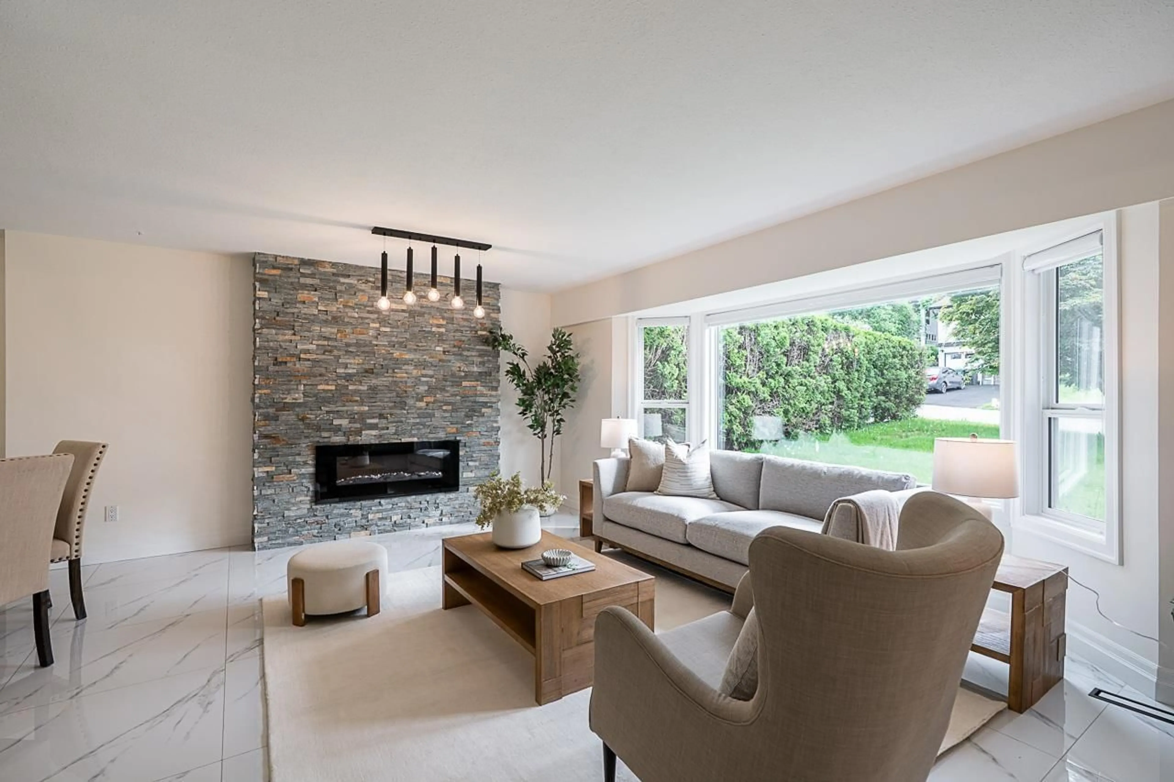 Living room with furniture, unknown for 2282 WOODSTOCK, Abbotsford British Columbia V3G2E5