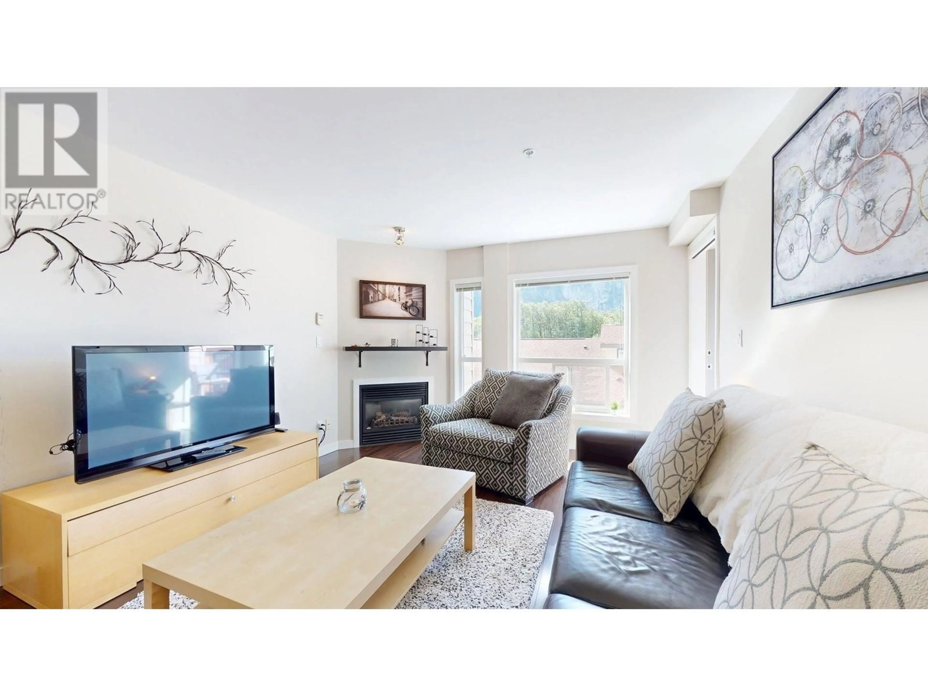 Living room with furniture, wood/laminate floor for 309 - 1212 MAIN STREET, Squamish British Columbia V8B0S1