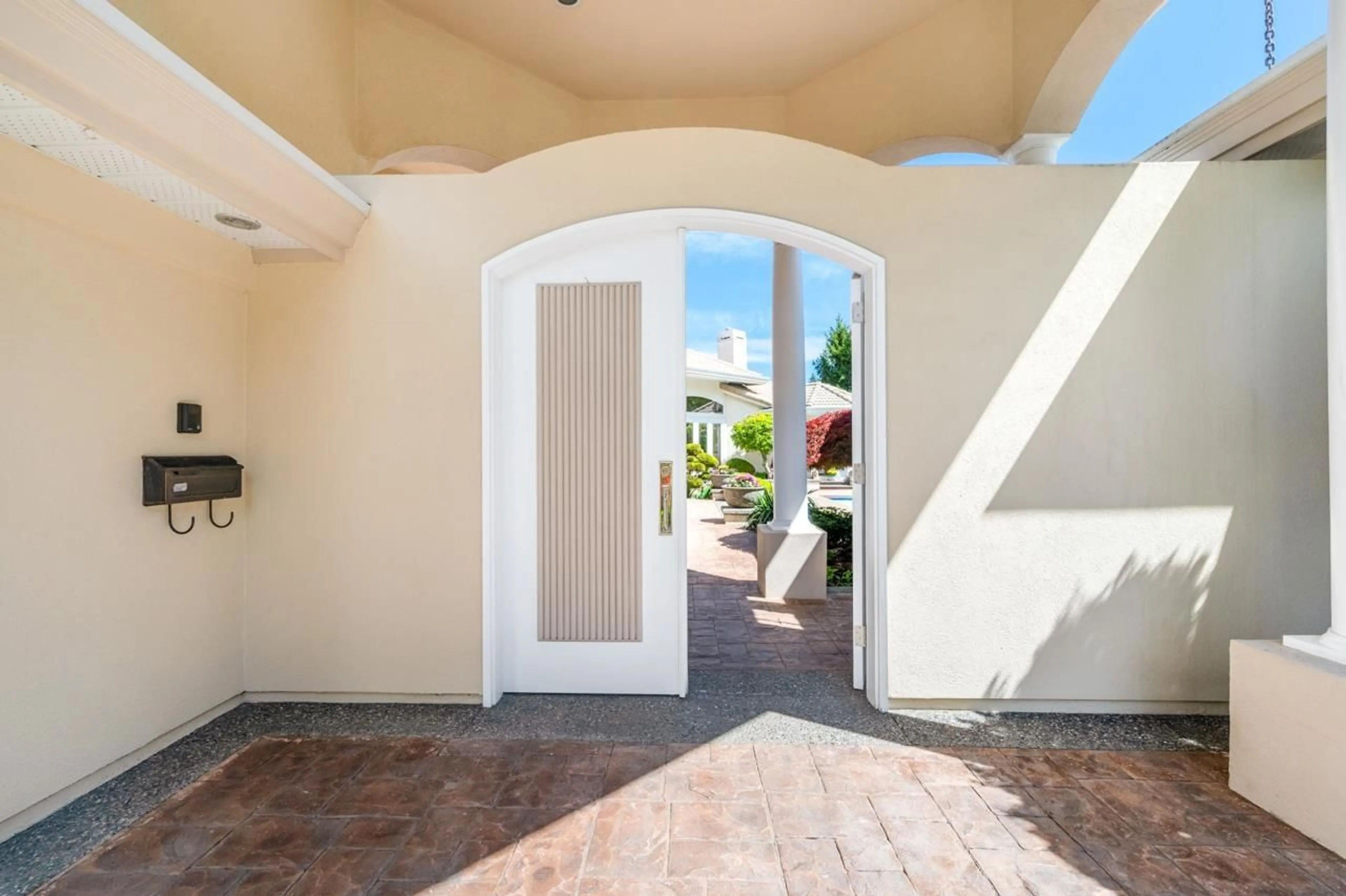 Indoor entryway for 2262 133A, Surrey British Columbia V4A9S9