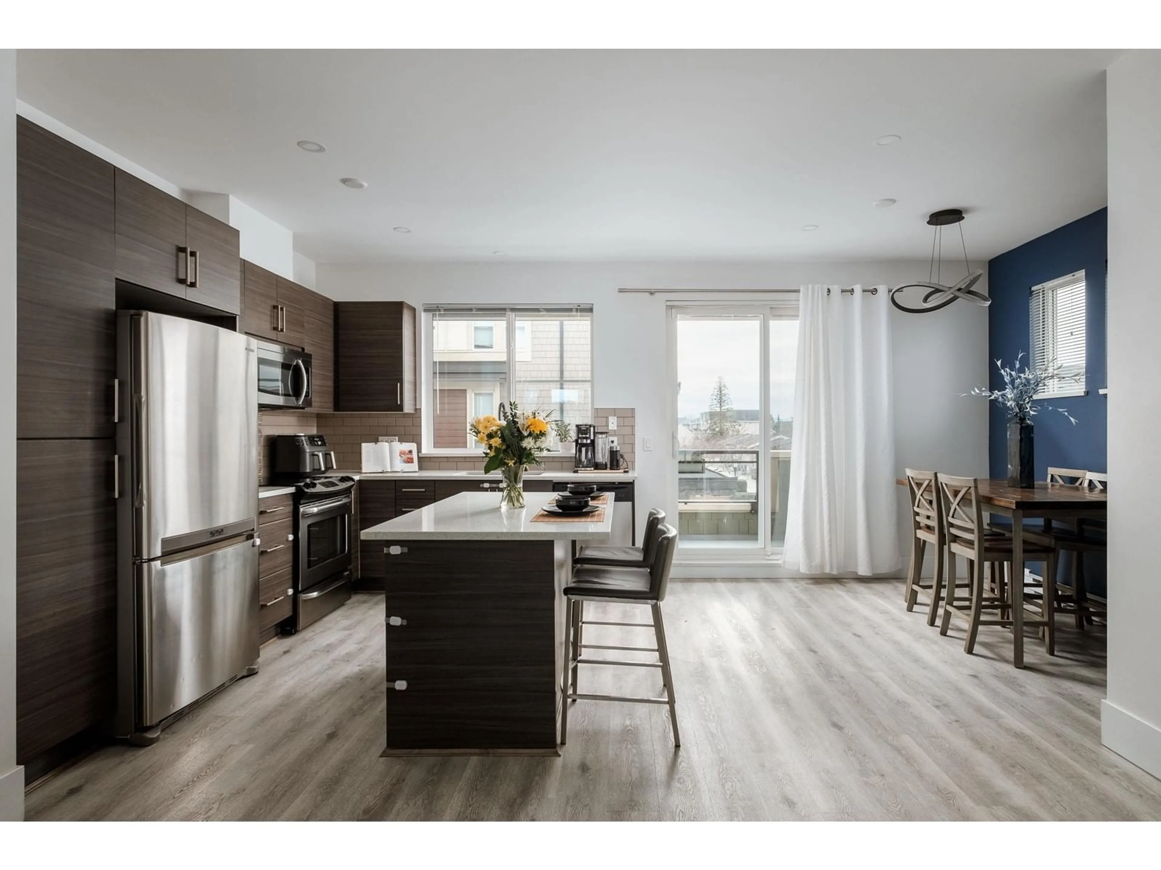 Open concept kitchen, wood/laminate floor for 71 - 19477 72A, Surrey British Columbia V4N6M2