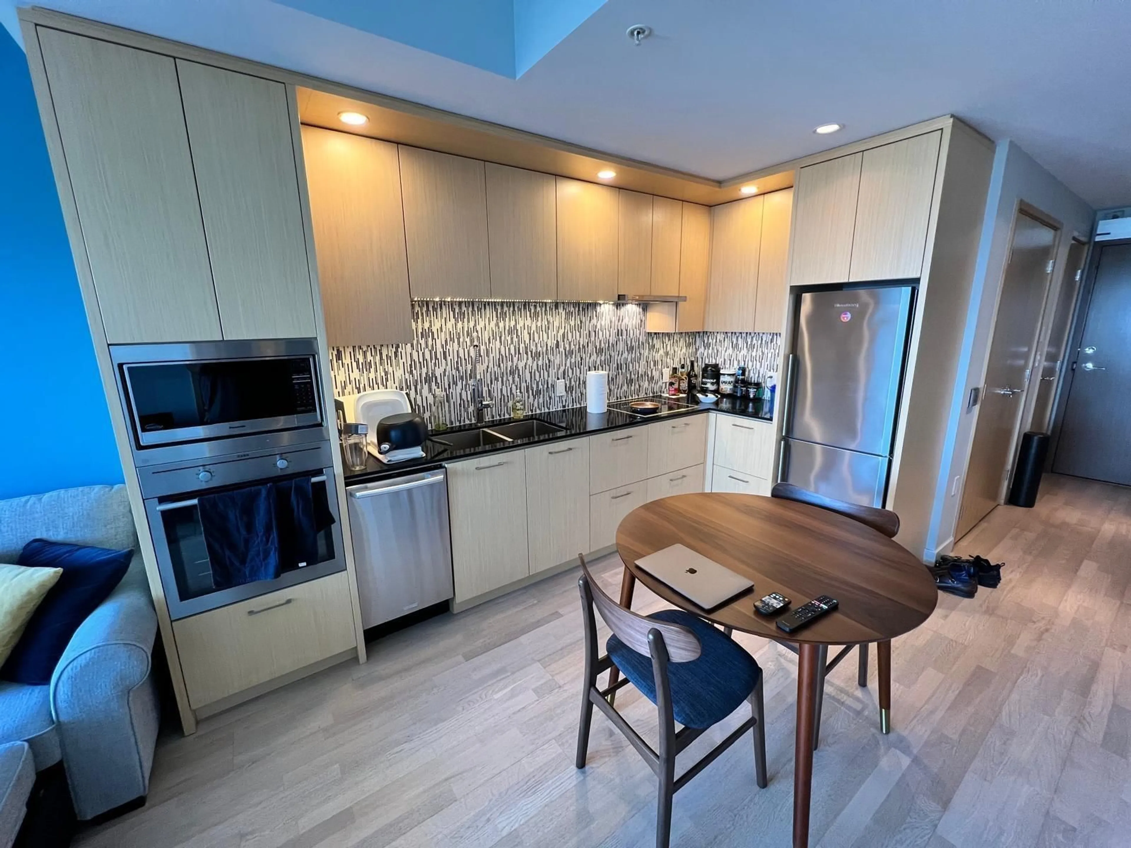 Contemporary kitchen, ceramic/tile floor for 3209 - 13495 CENTRAL, Surrey British Columbia V3T0K2