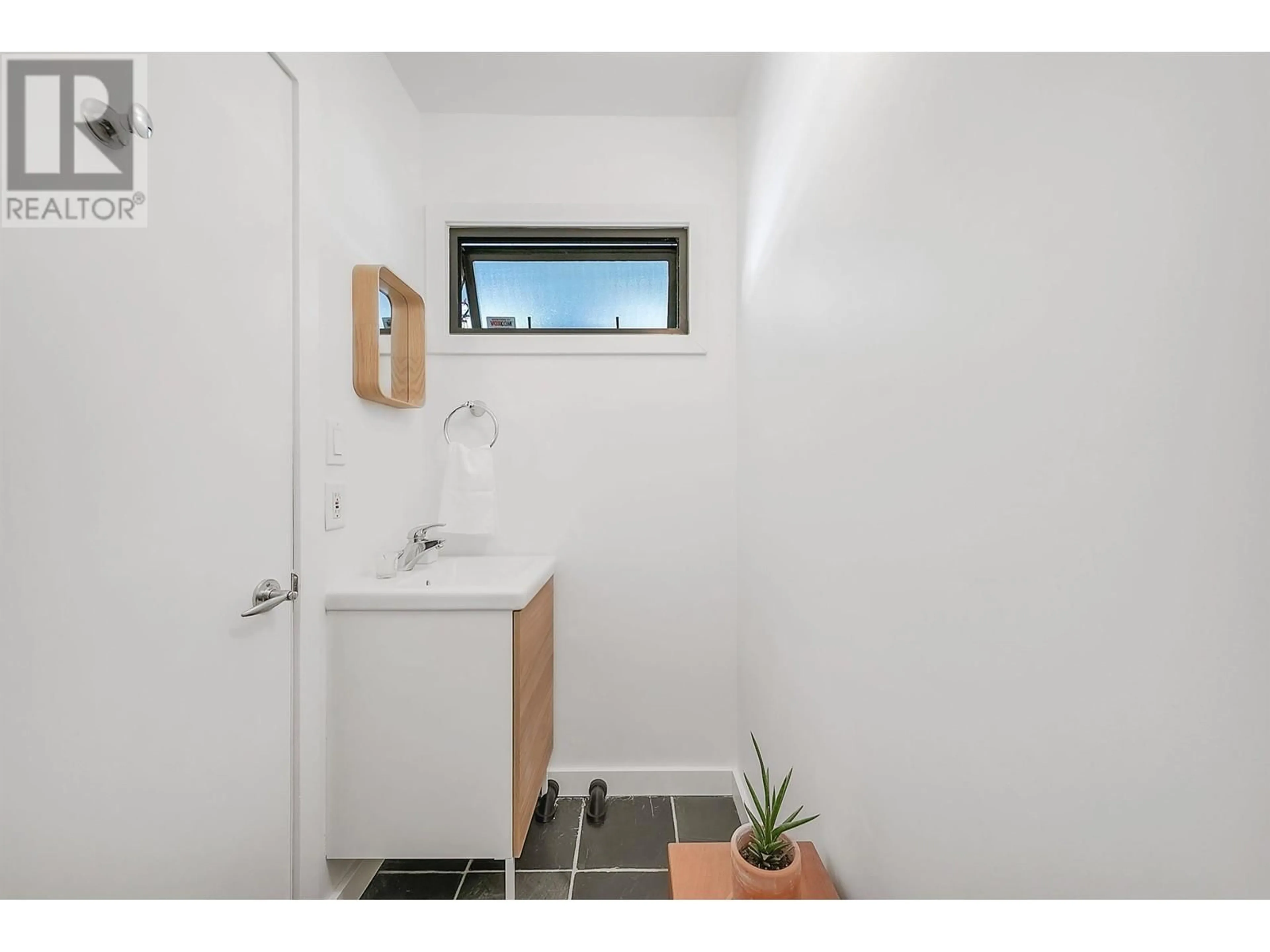 Standard bathroom, ceramic/tile floor for 2973 CORONA DRIVE, Burnaby British Columbia V3J1B9