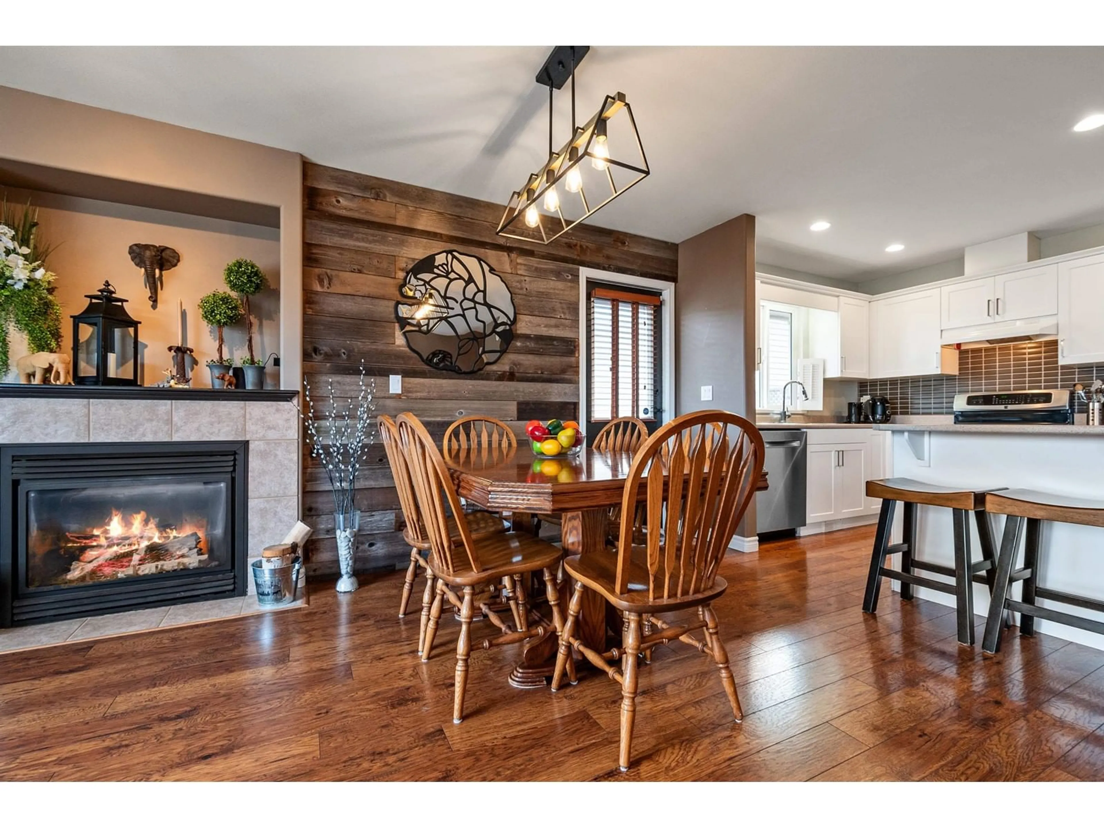 Rustic kitchen, wood/laminate floor for 46346 VALLEYVIEW ROAD, Chilliwack British Columbia V2R5R9