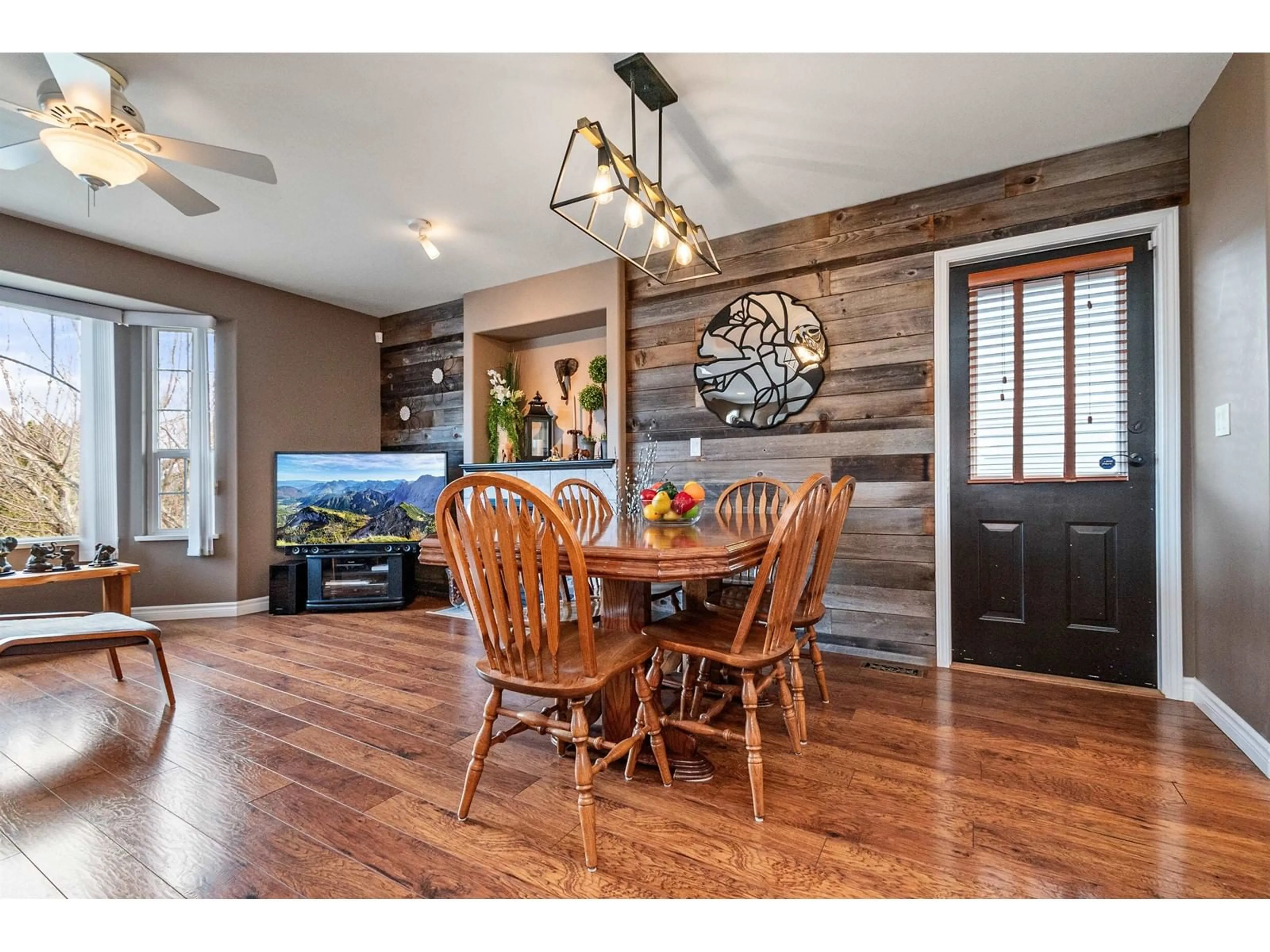 Dining room, wood/laminate floor for 46346 VALLEYVIEW ROAD, Chilliwack British Columbia V2R5R9