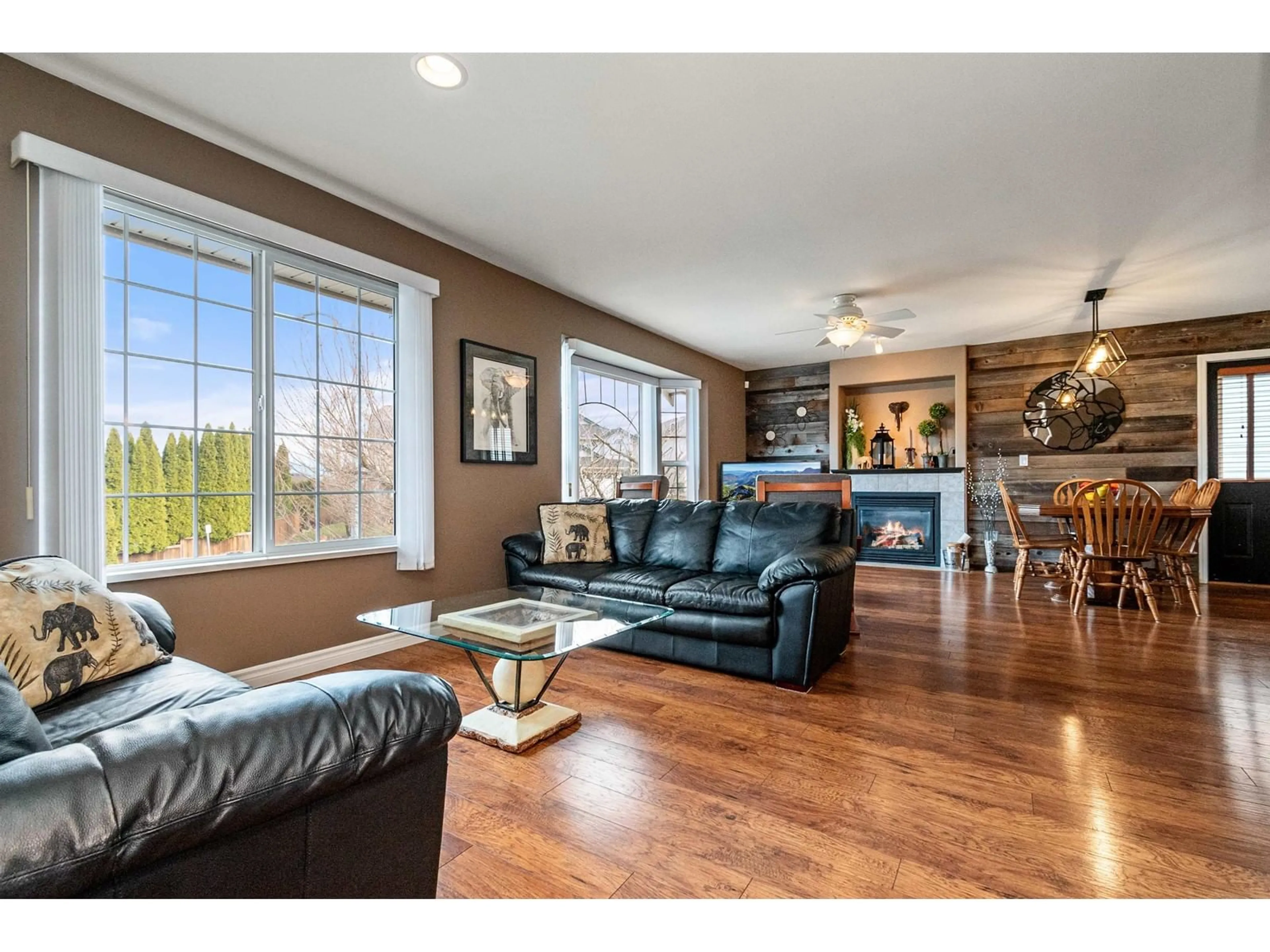 Living room with furniture, wood/laminate floor for 46346 VALLEYVIEW ROAD, Chilliwack British Columbia V2R5R9