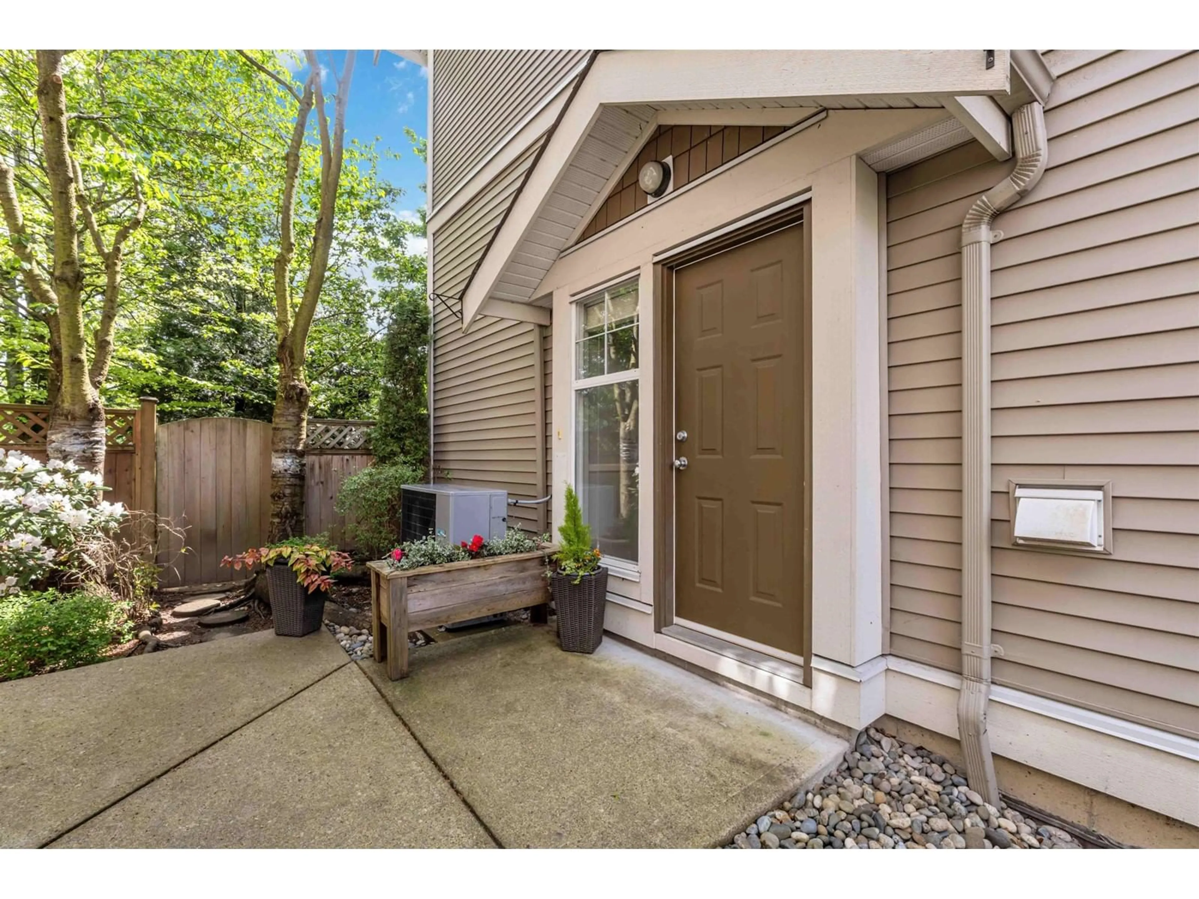 Indoor entryway for 12 - 6588 188, Surrey British Columbia V3S1Z6