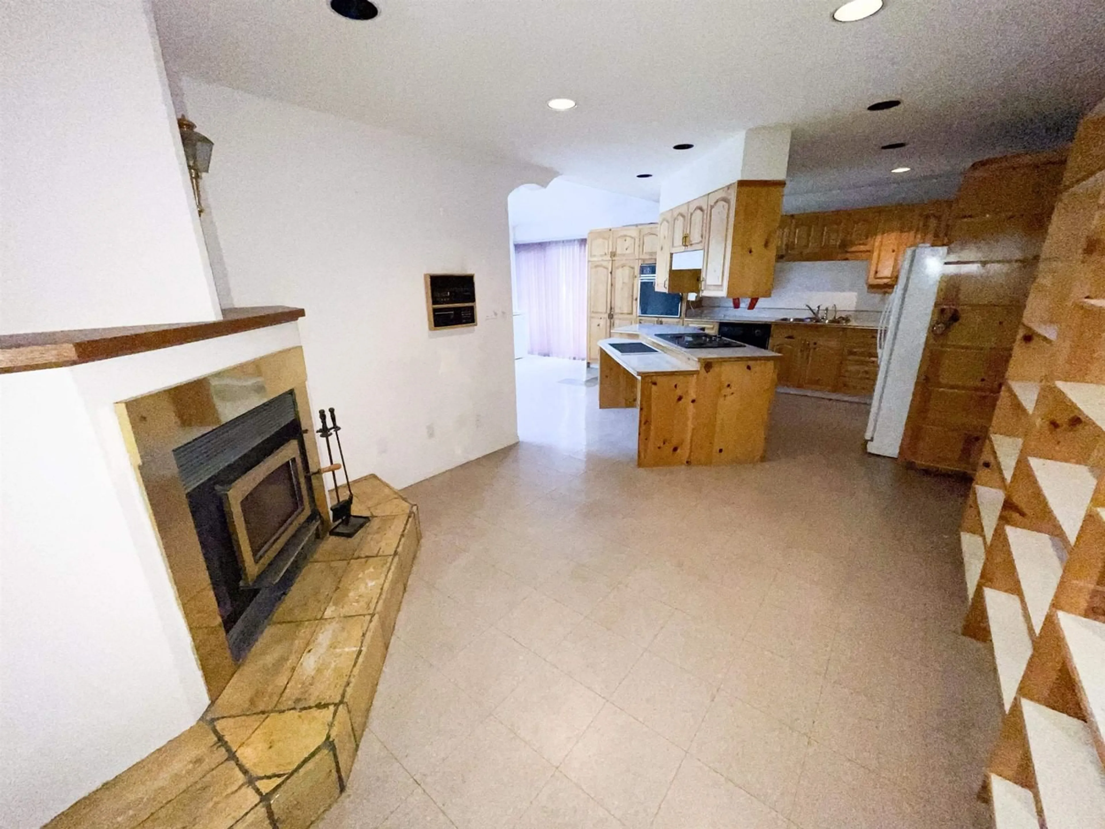 Open concept kitchen, ceramic/tile floor for 14101 79, Surrey British Columbia V3W5Z6