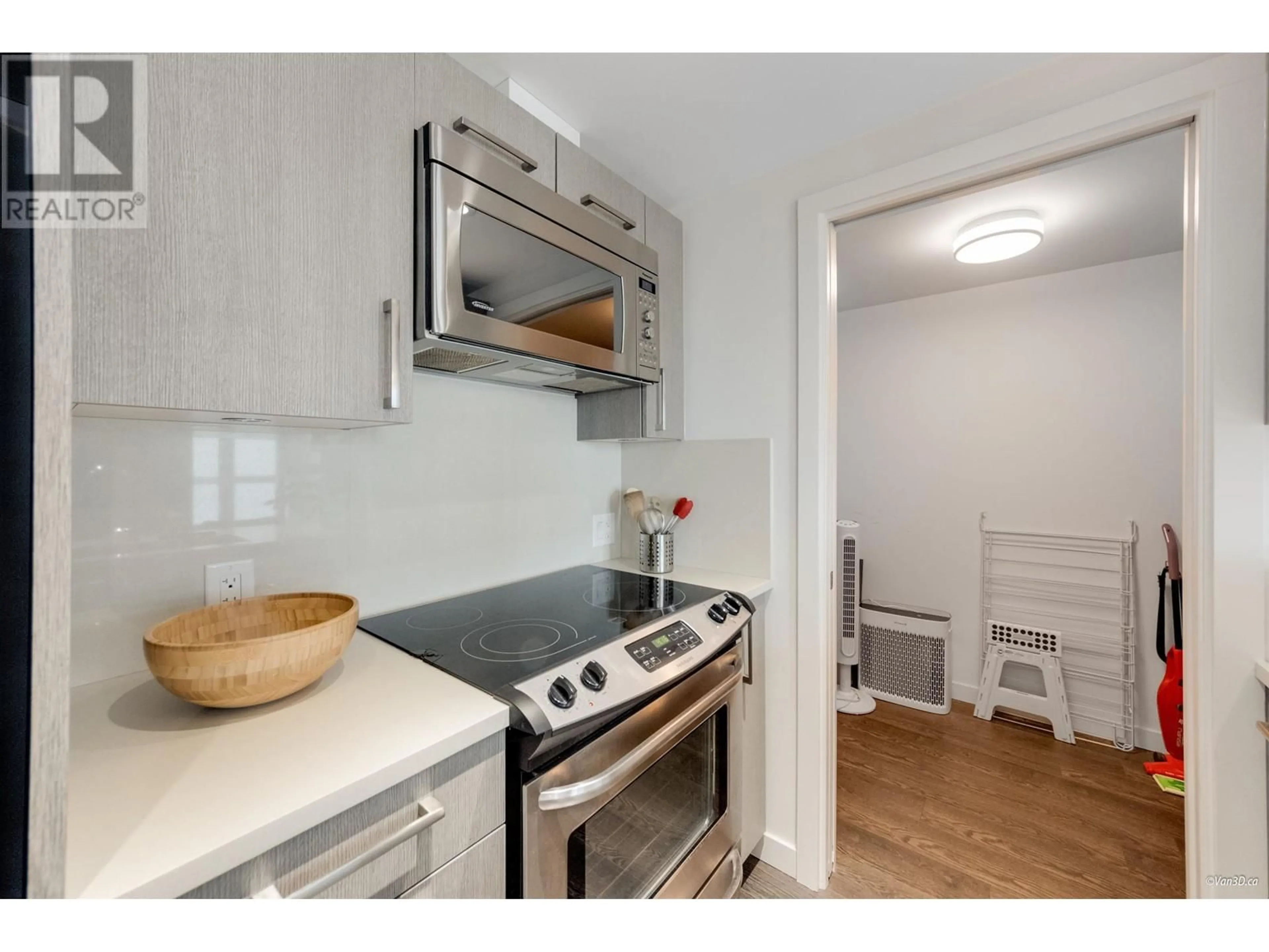 Standard kitchen, wood/laminate floor for 804 - 983 HASTINGS STREET, Vancouver British Columbia V6A0G9