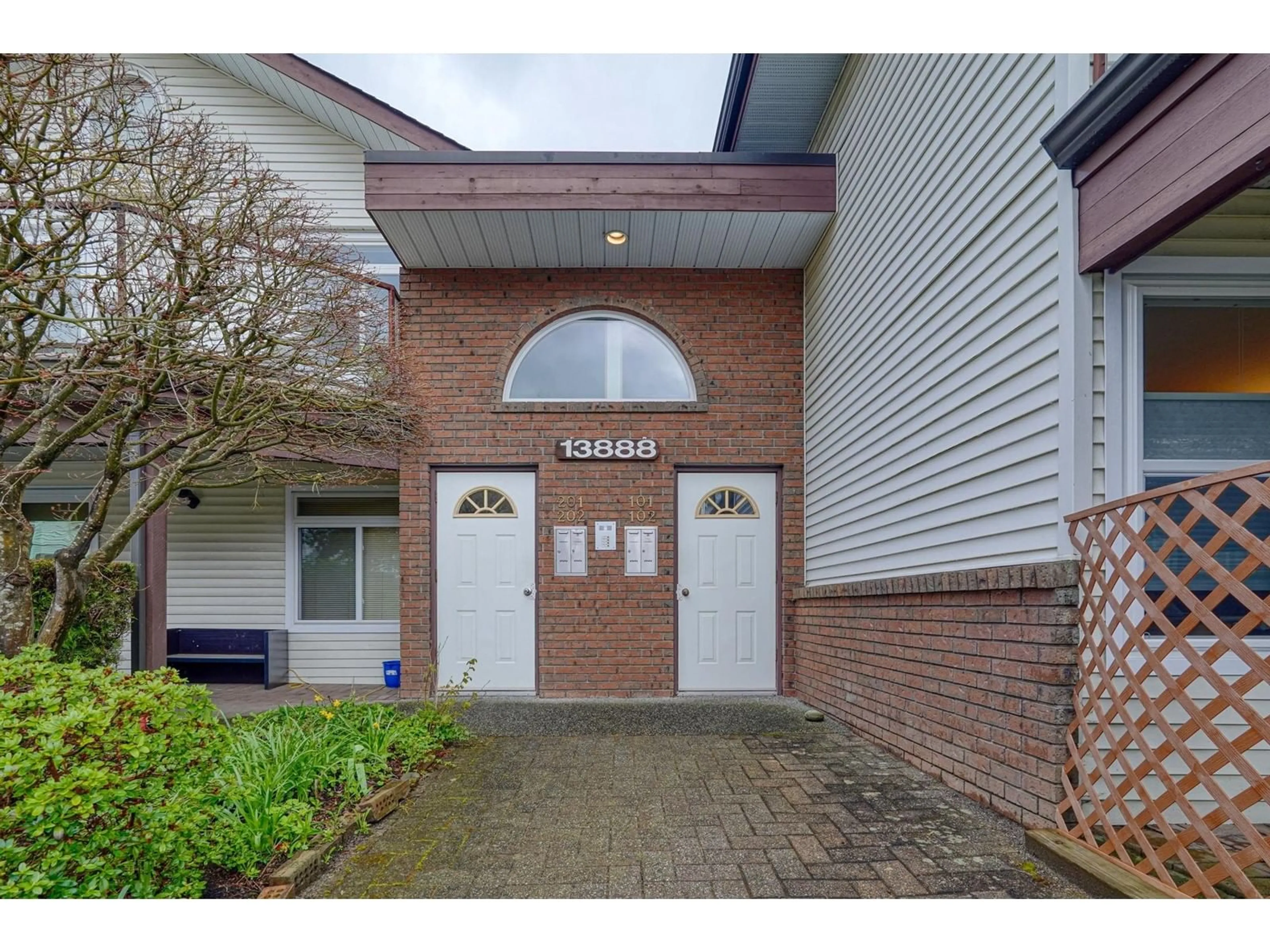 Indoor foyer for 202 - 13888 102, Surrey British Columbia V3T1P1