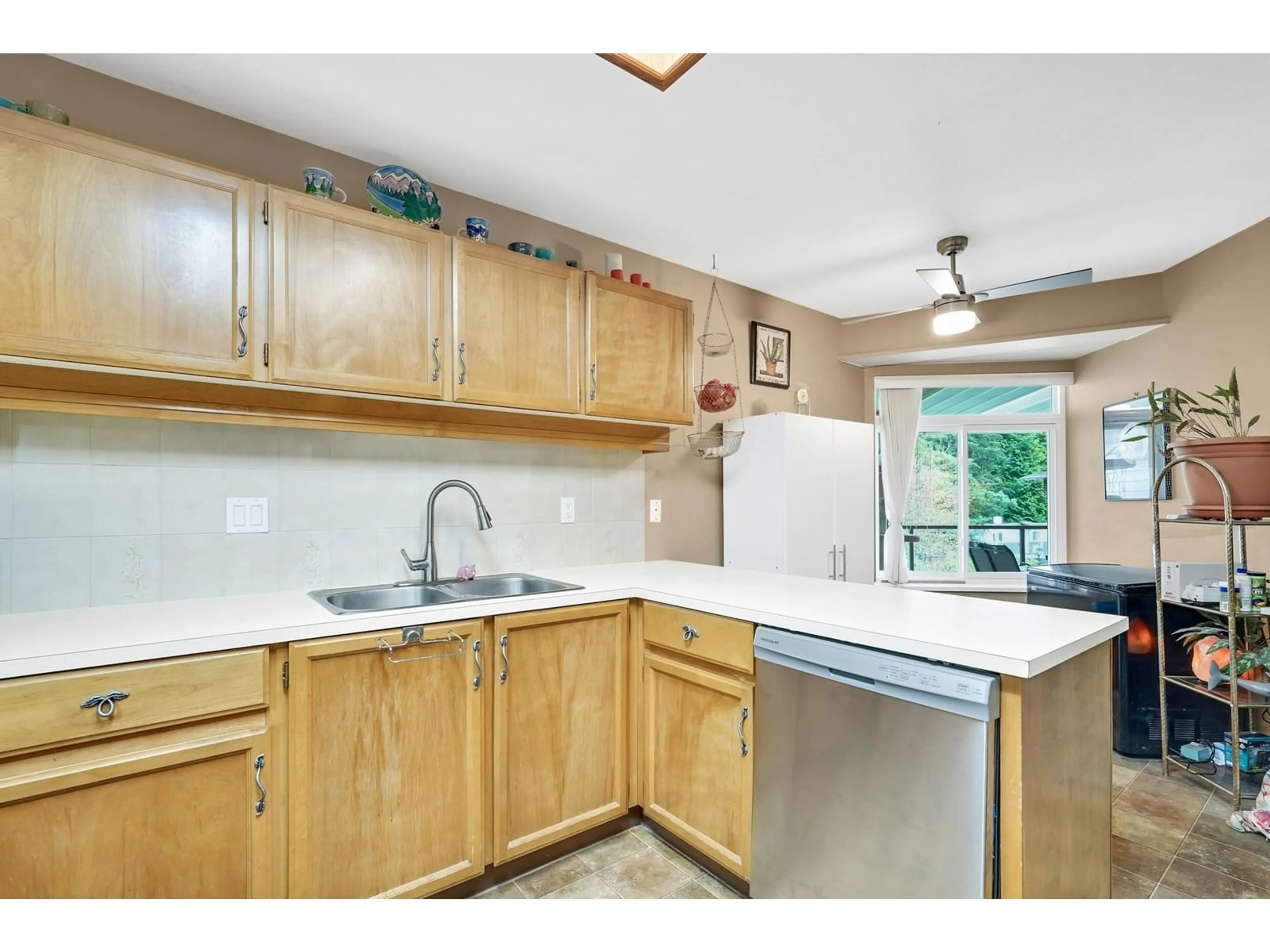 Standard kitchen, unknown for 202 - 13888 102, Surrey British Columbia V3T1P1