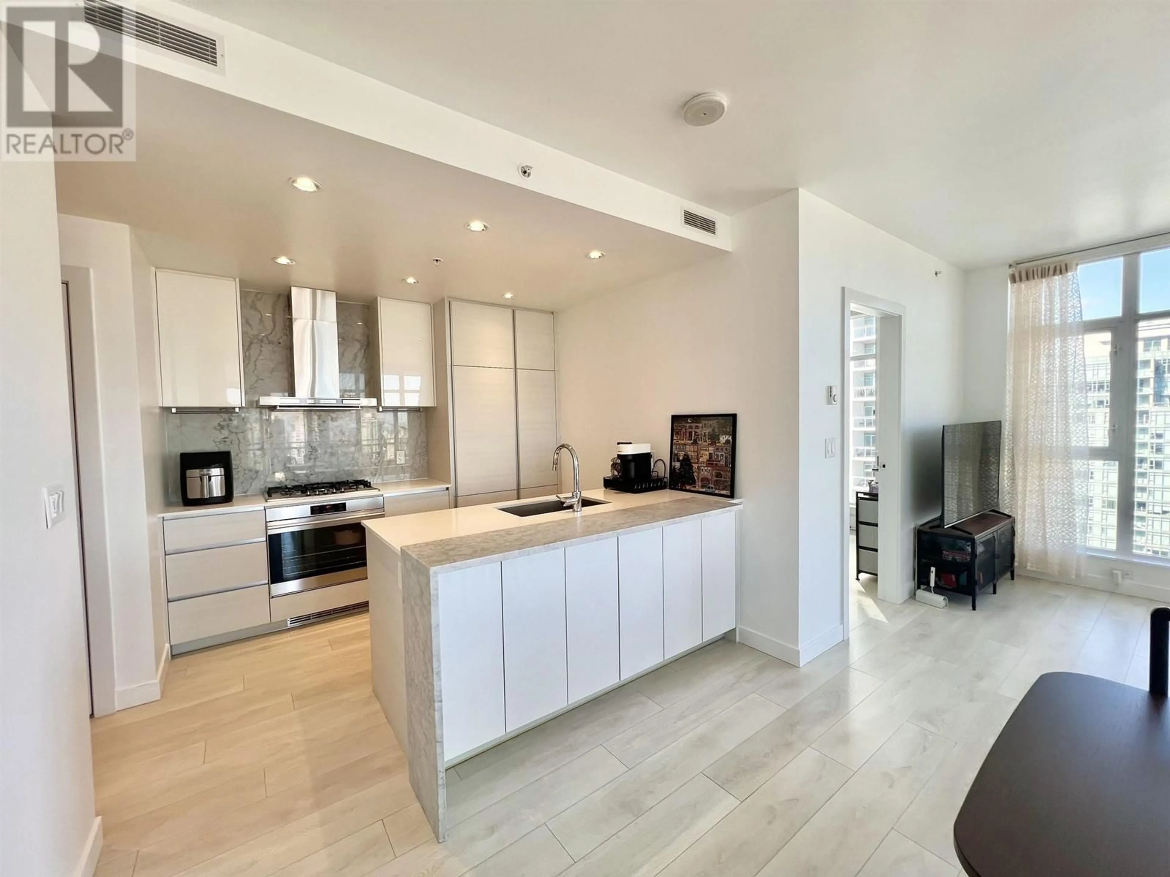Open concept kitchen, ceramic/tile floor for 3710 - 6098 STATION STREET, Burnaby British Columbia V5H0H4