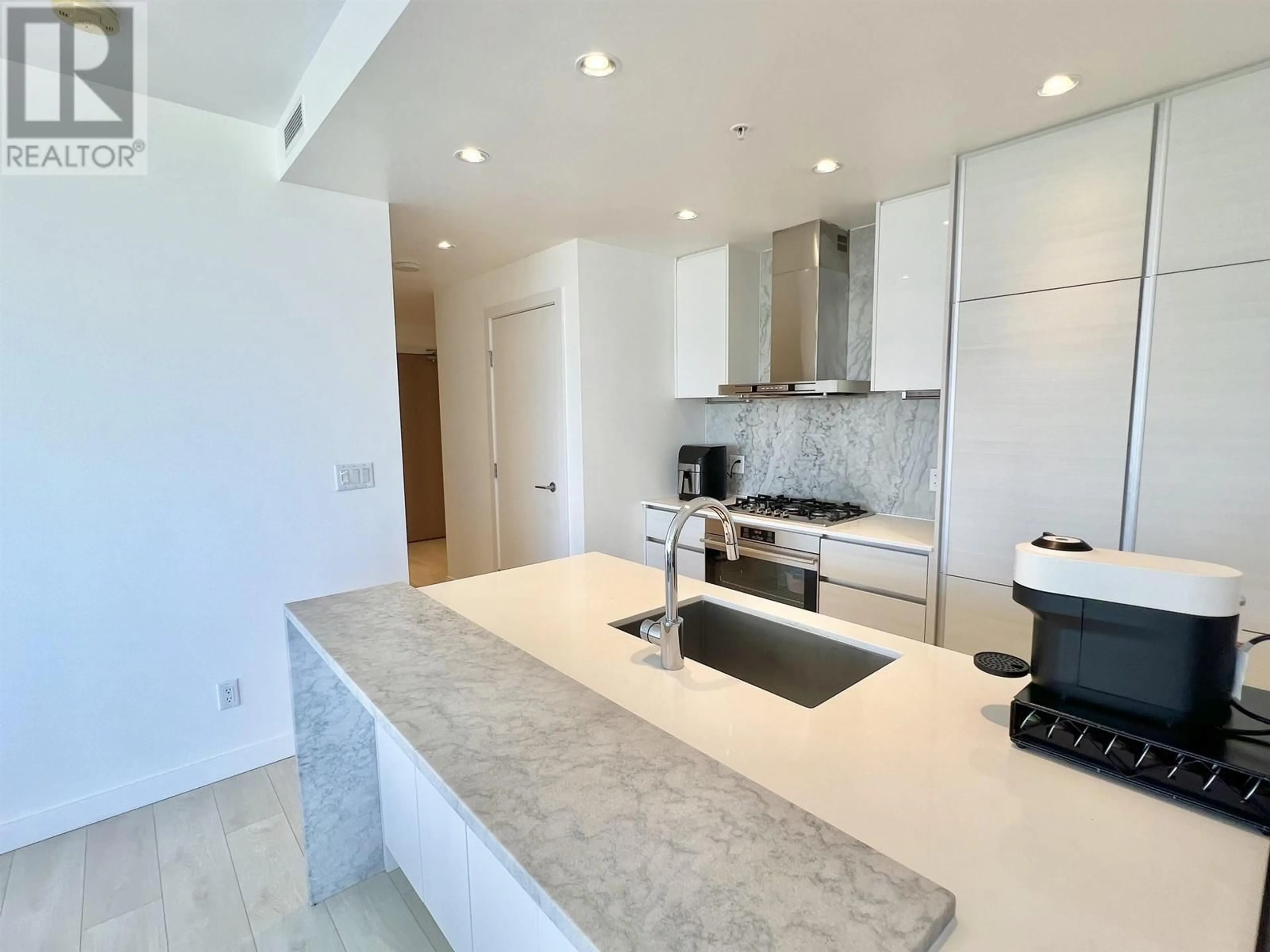 Open concept kitchen, ceramic/tile floor for 3710 - 6098 STATION STREET, Burnaby British Columbia V5H0H4