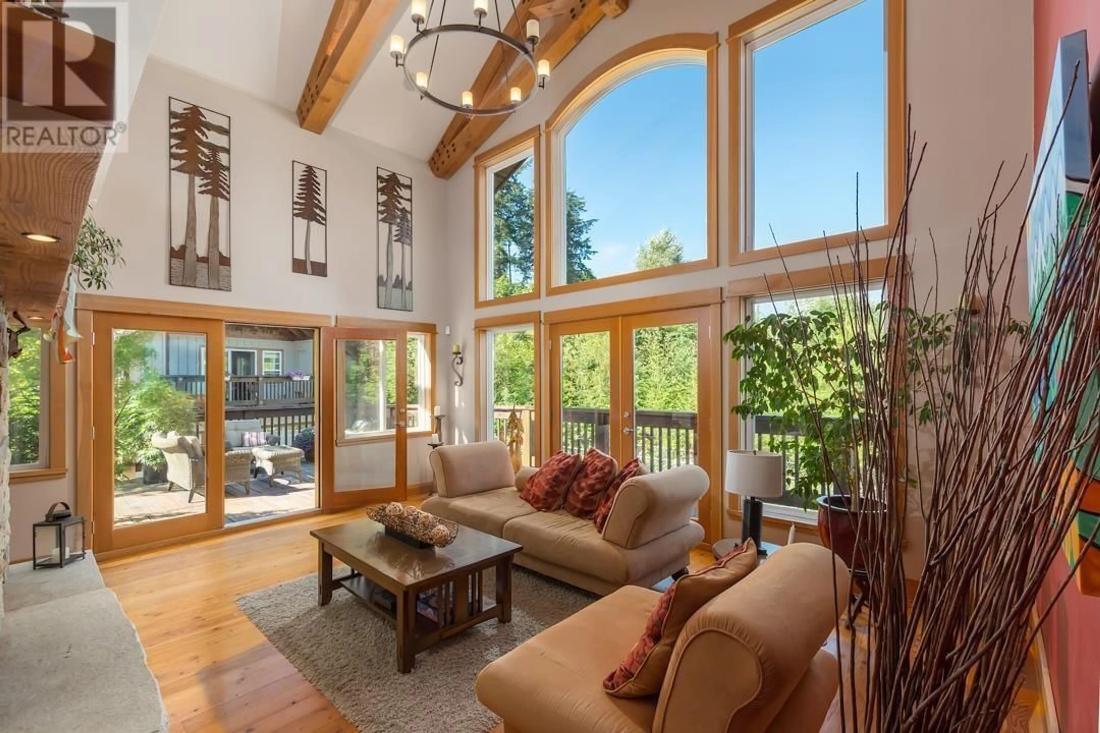 Living room with furniture, wood/laminate floor for 1002 BALSAM PLACE, Squamish British Columbia V8B0W1
