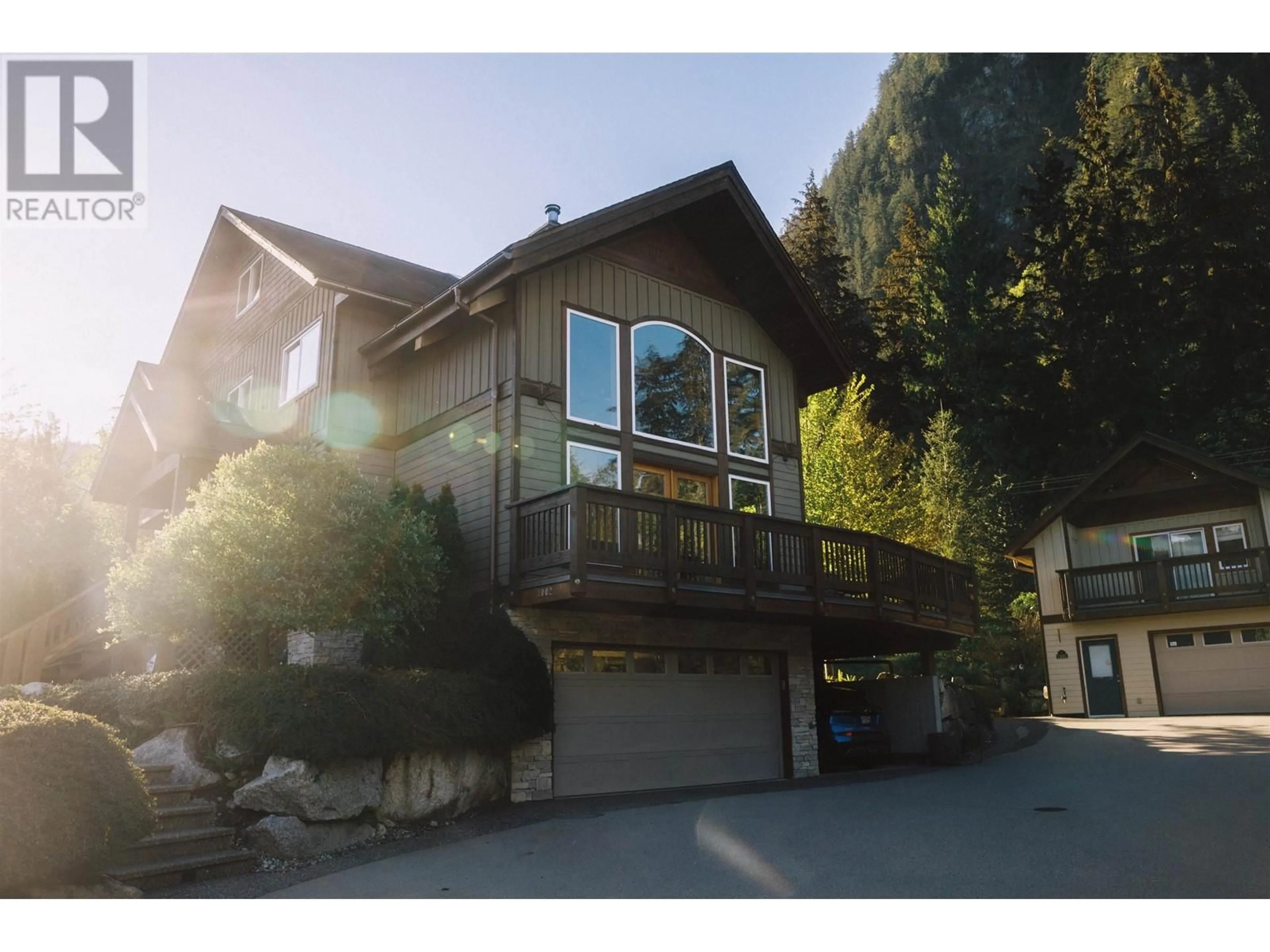 A pic from outside/outdoor area/front of a property/back of a property/a pic from drone, street for 1002 BALSAM PLACE, Squamish British Columbia V8B0W1