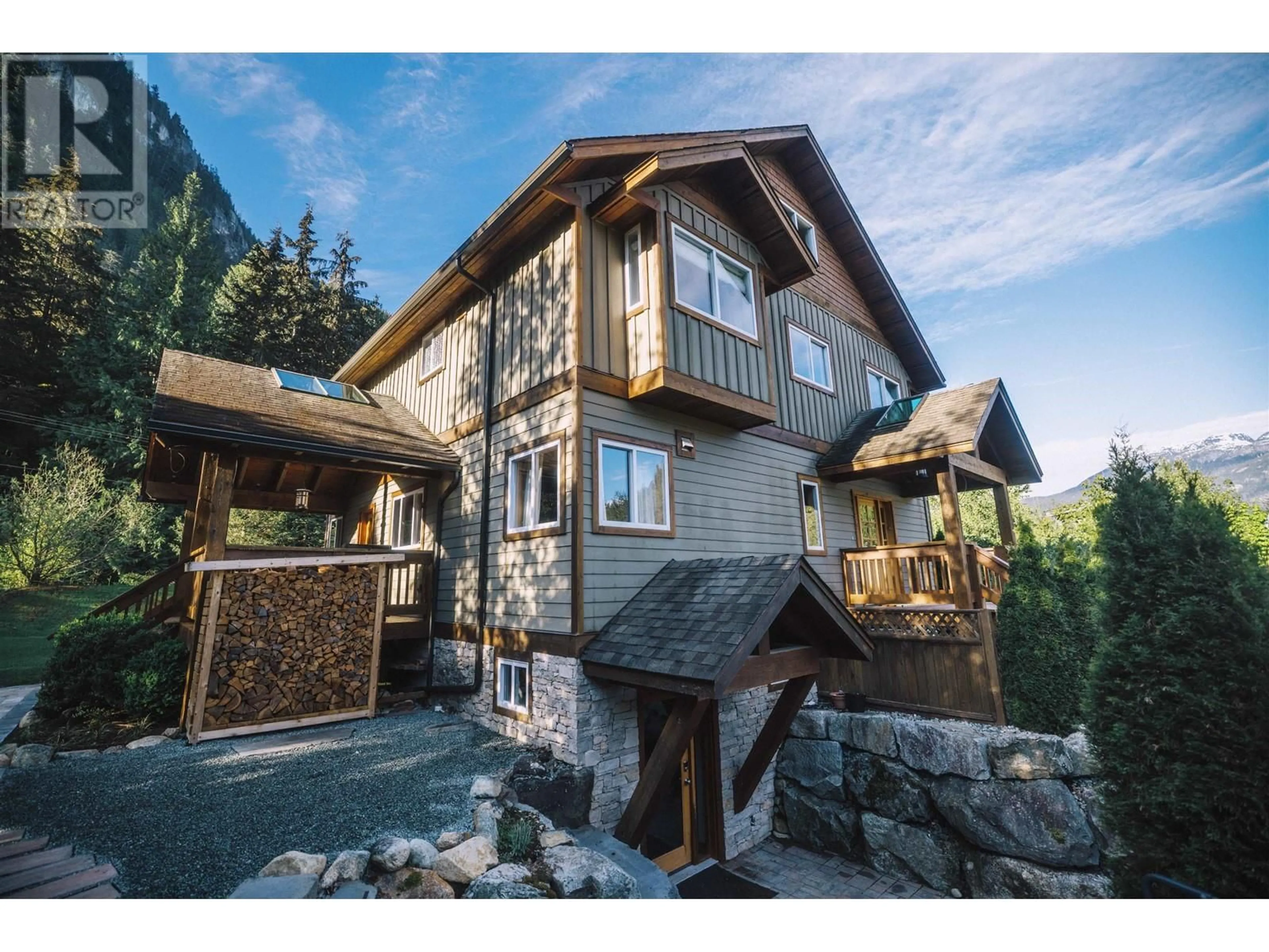 Unknown for 1002 BALSAM PLACE, Squamish British Columbia V8B0W1