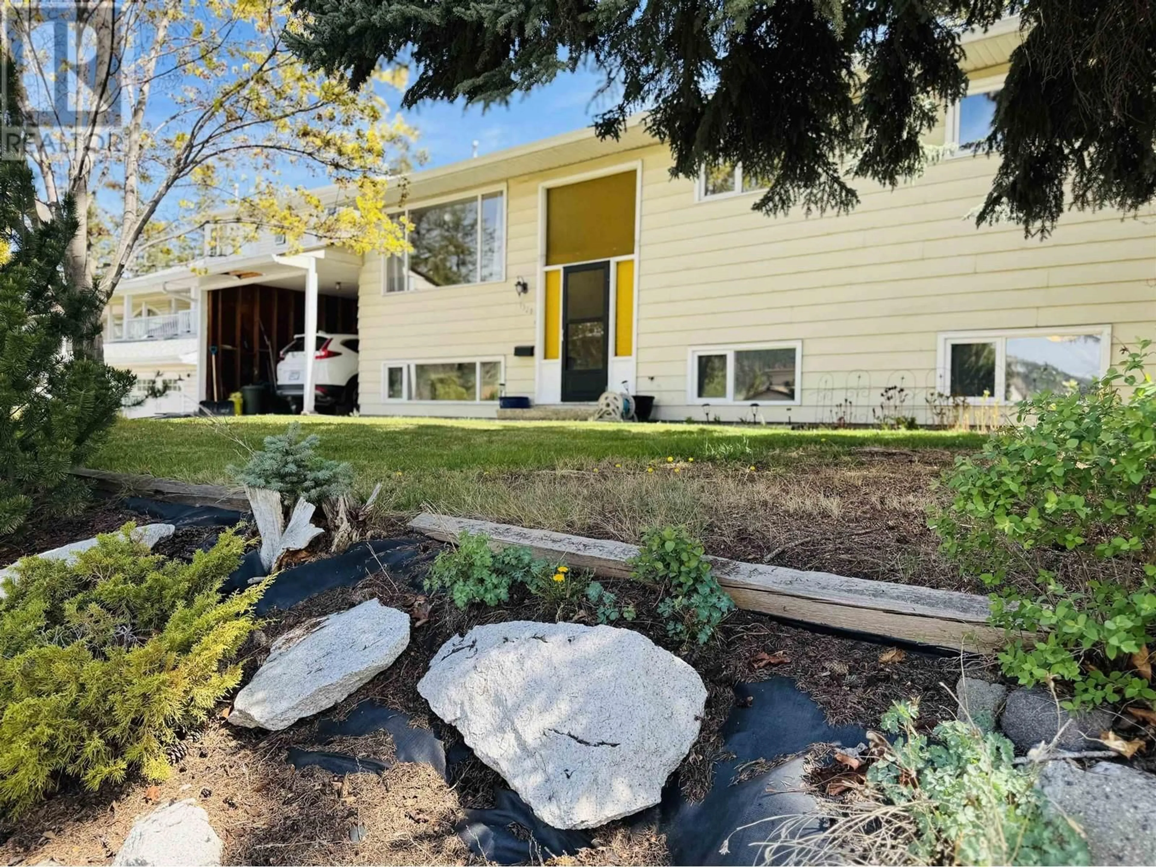 Home with vinyl exterior material, street for 1520 TWELFTH AVENUE, Williams Lake British Columbia V2G3X4