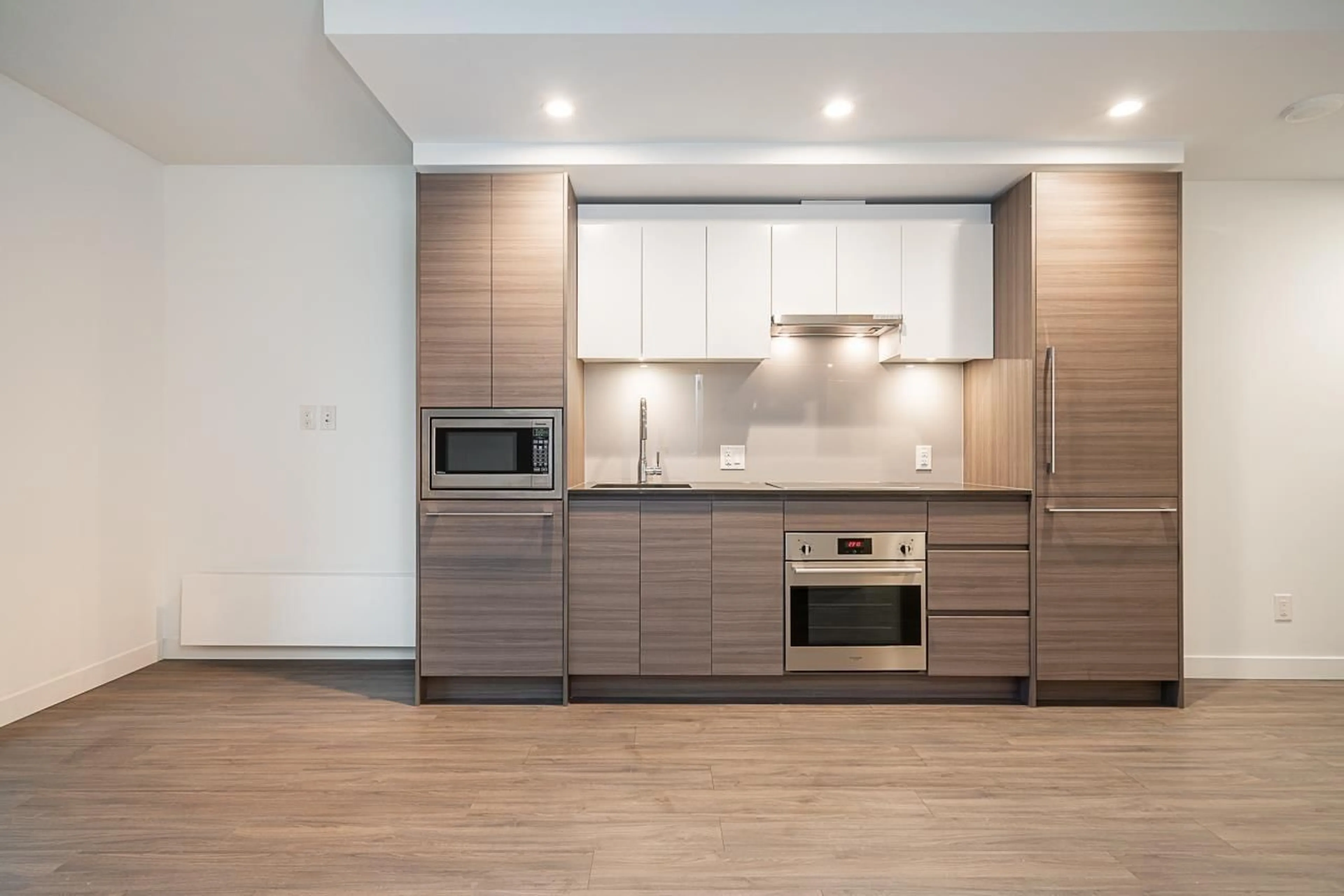 Standard kitchen, wood/laminate floor for 307 - 13655 FRASER, Surrey British Columbia V3T0P8