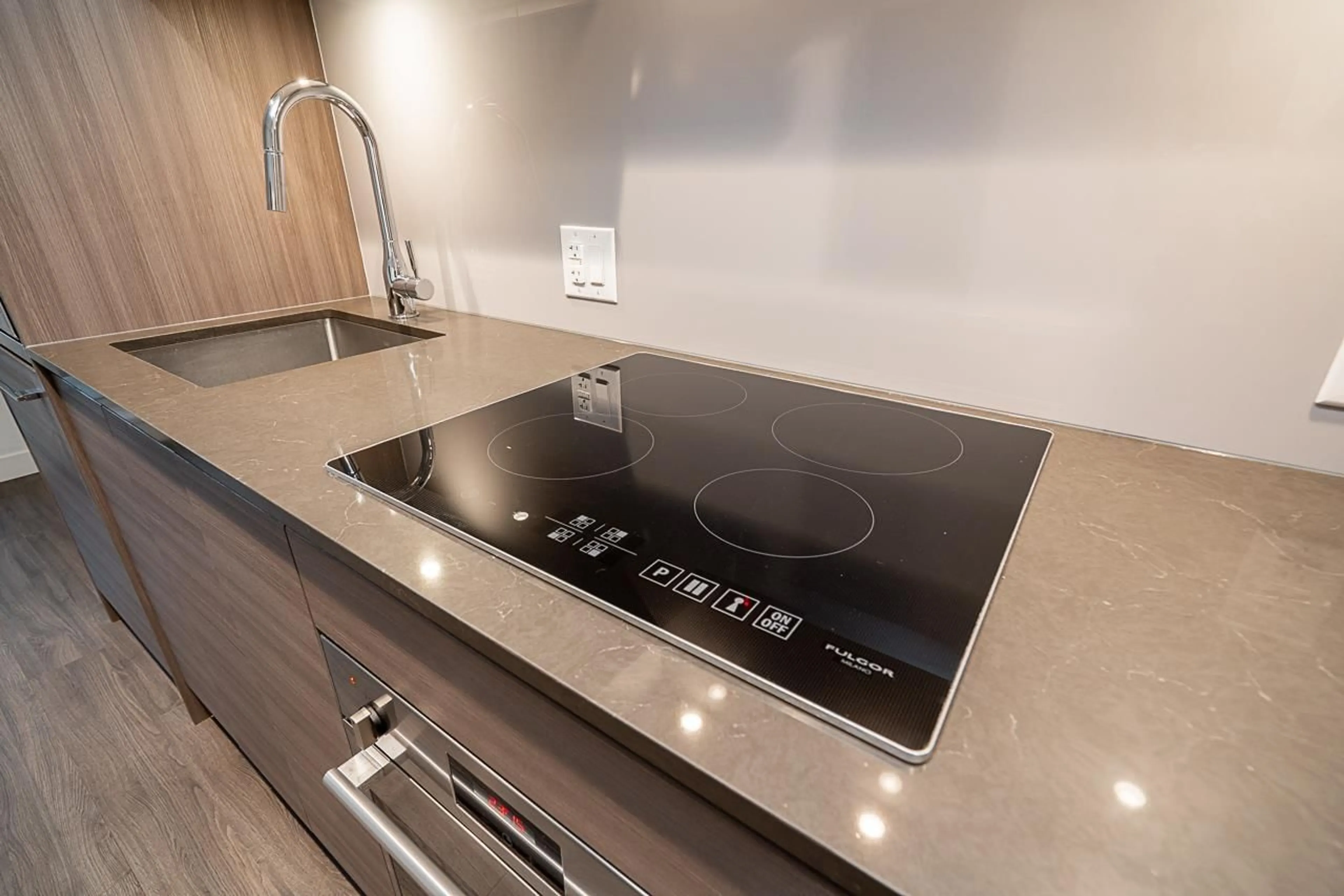 Standard kitchen, unknown for 307 - 13655 FRASER, Surrey British Columbia V3T0P8