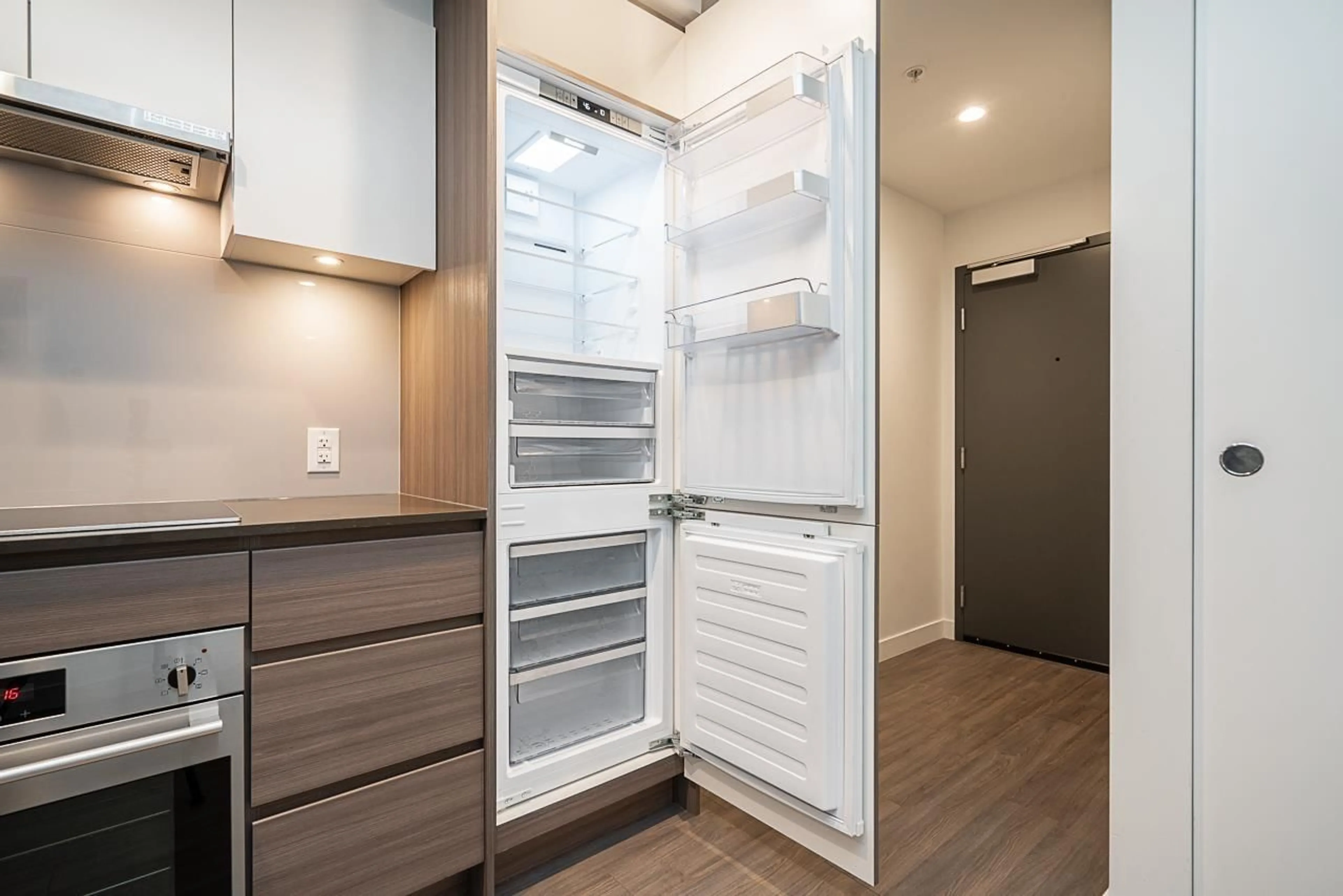 Standard kitchen, unknown for 307 - 13655 FRASER, Surrey British Columbia V3T0P8