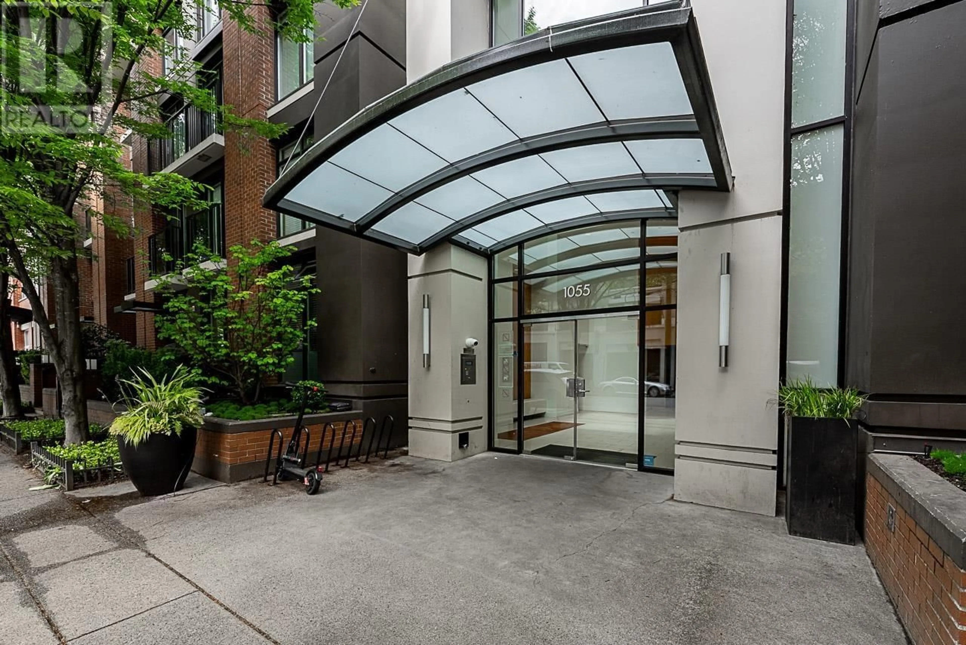 Indoor foyer for 302 - 1055 HOMER STREET, Vancouver British Columbia V6B1G3