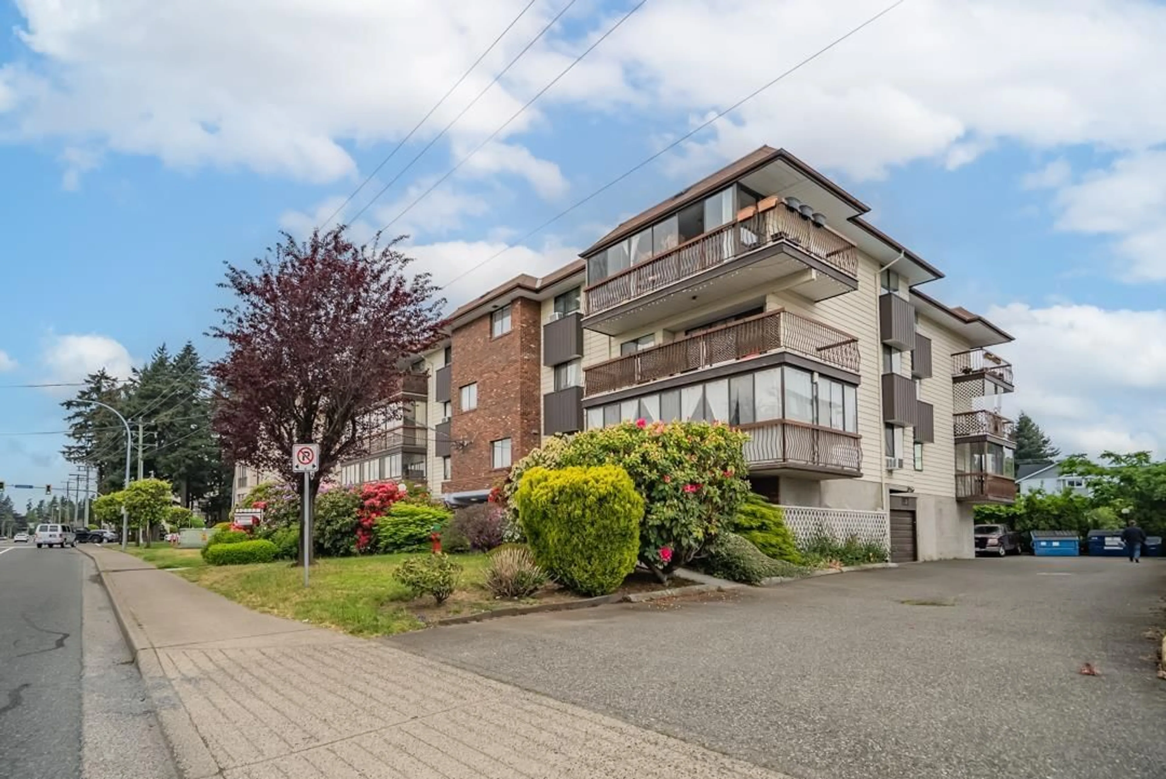 A pic from outside/outdoor area/front of a property/back of a property/a pic from drone, street for 105 - 32033 OLD YALE, Abbotsford British Columbia V2T2C8