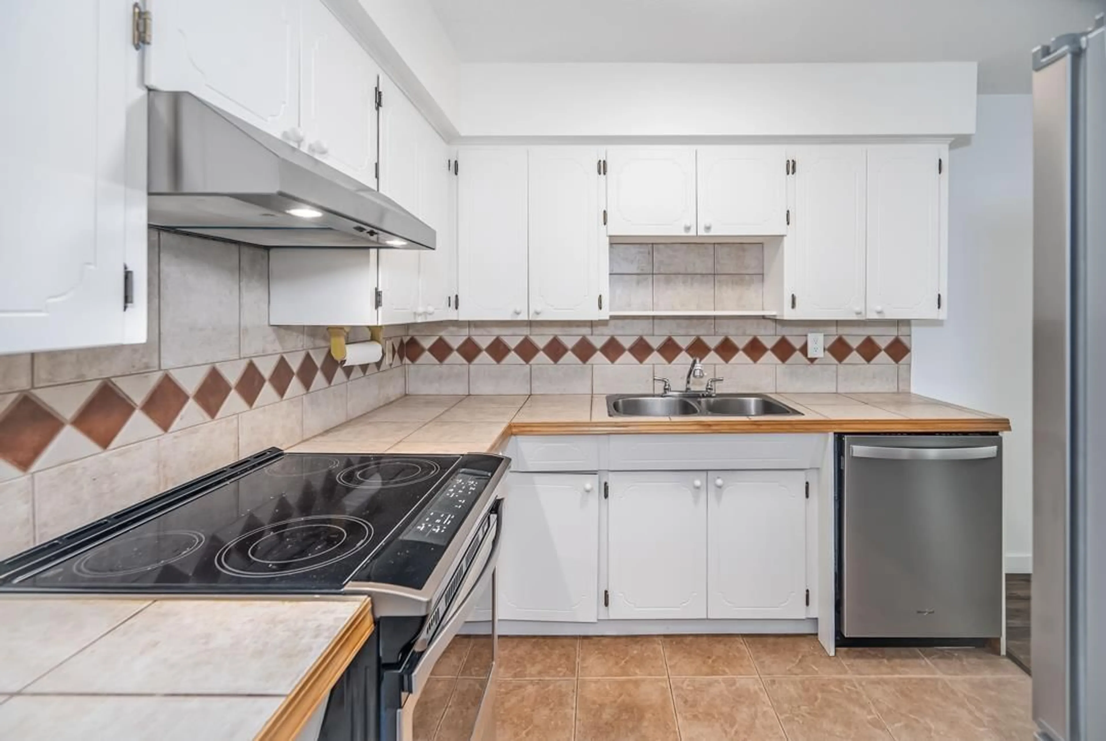 Standard kitchen, ceramic/tile floor for 105 - 32033 OLD YALE, Abbotsford British Columbia V2T2C8