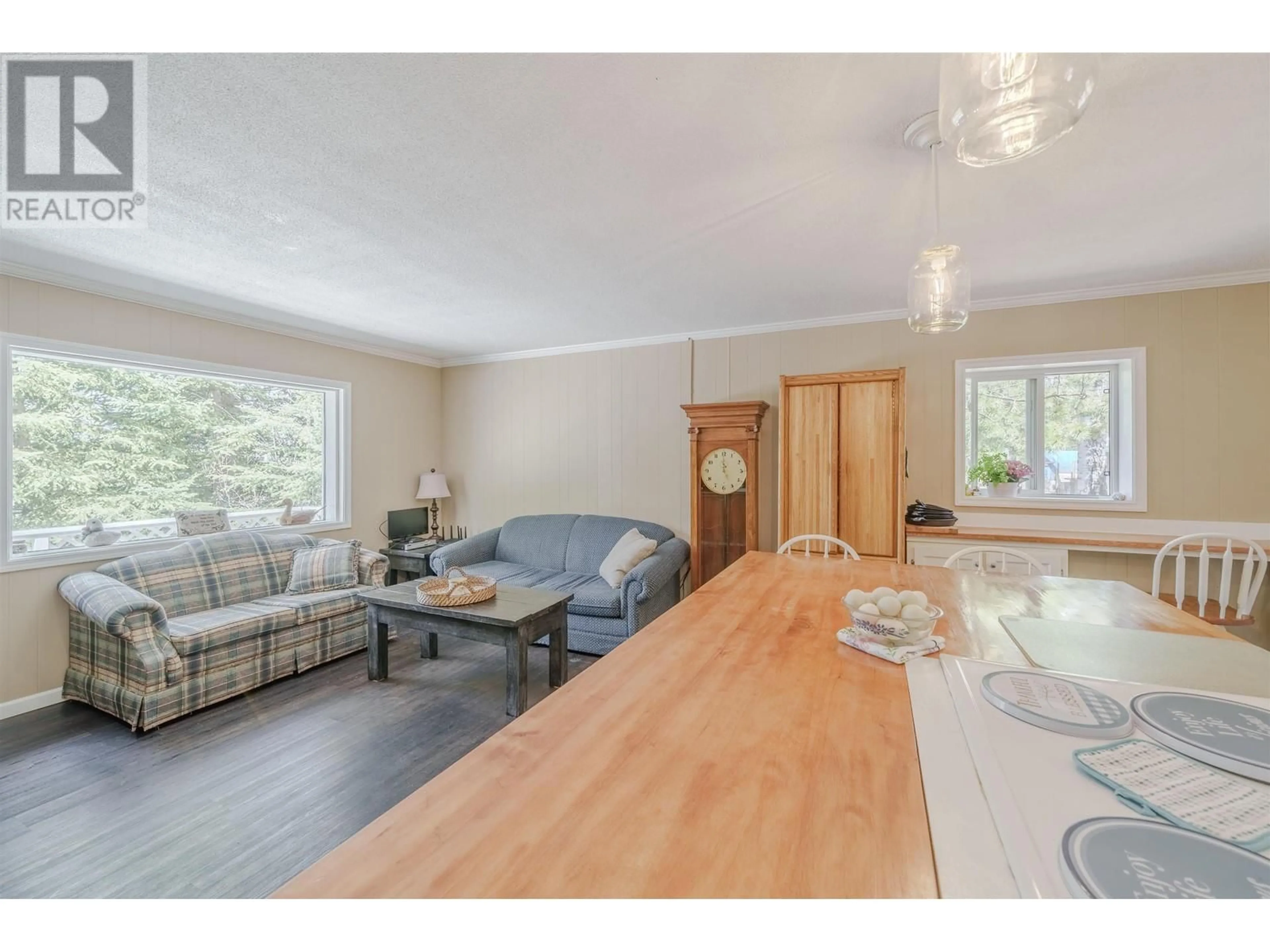 Living room with furniture, wood/laminate floor for 6090 LONE BUTTE HORSE LAKE ROAD, Lone Butte British Columbia V0K1X0