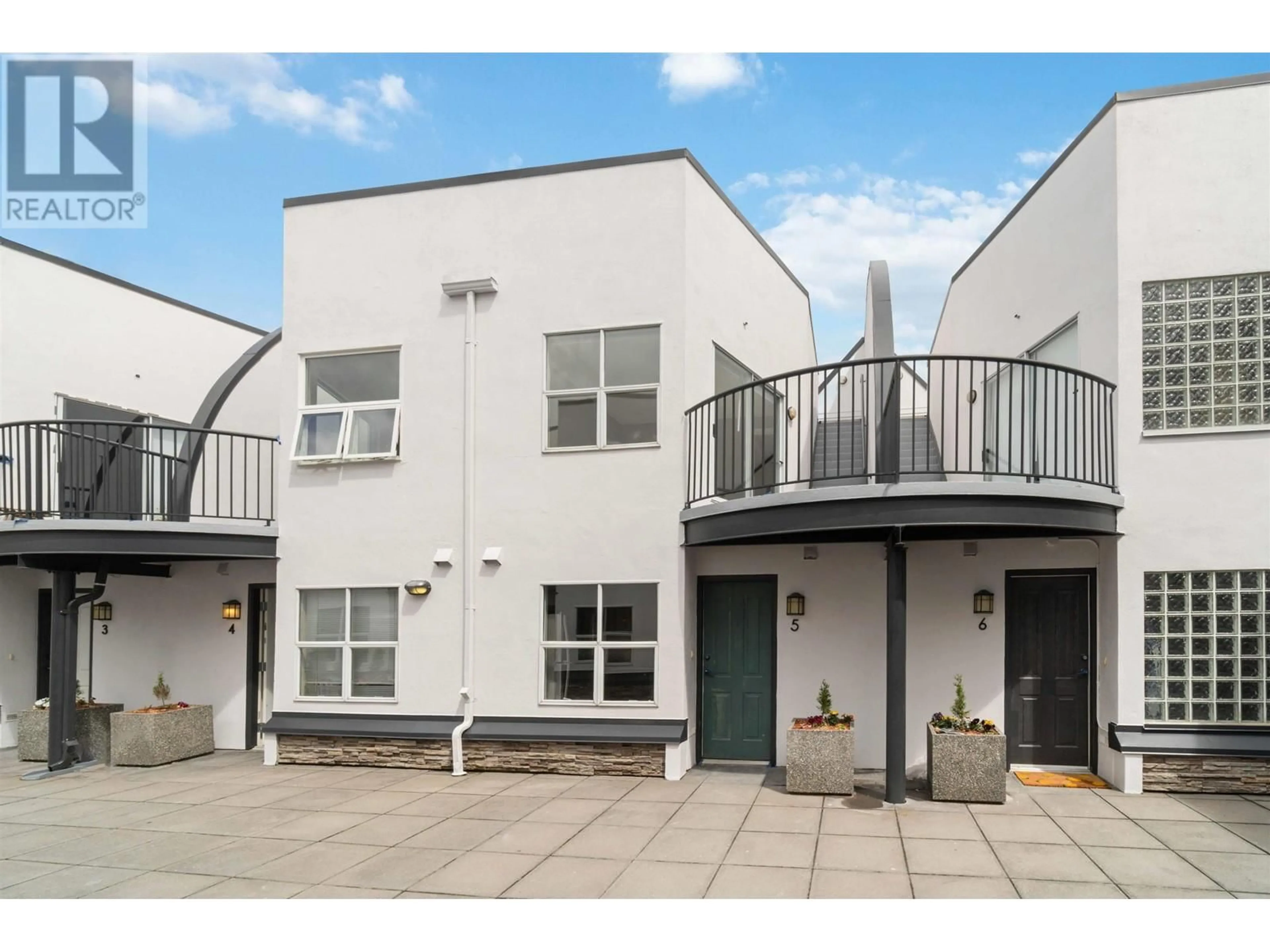 A pic from outside/outdoor area/front of a property/back of a property/a pic from drone, street for 6 - 2880 4TH AVENUE, Vancouver British Columbia V6K1R2