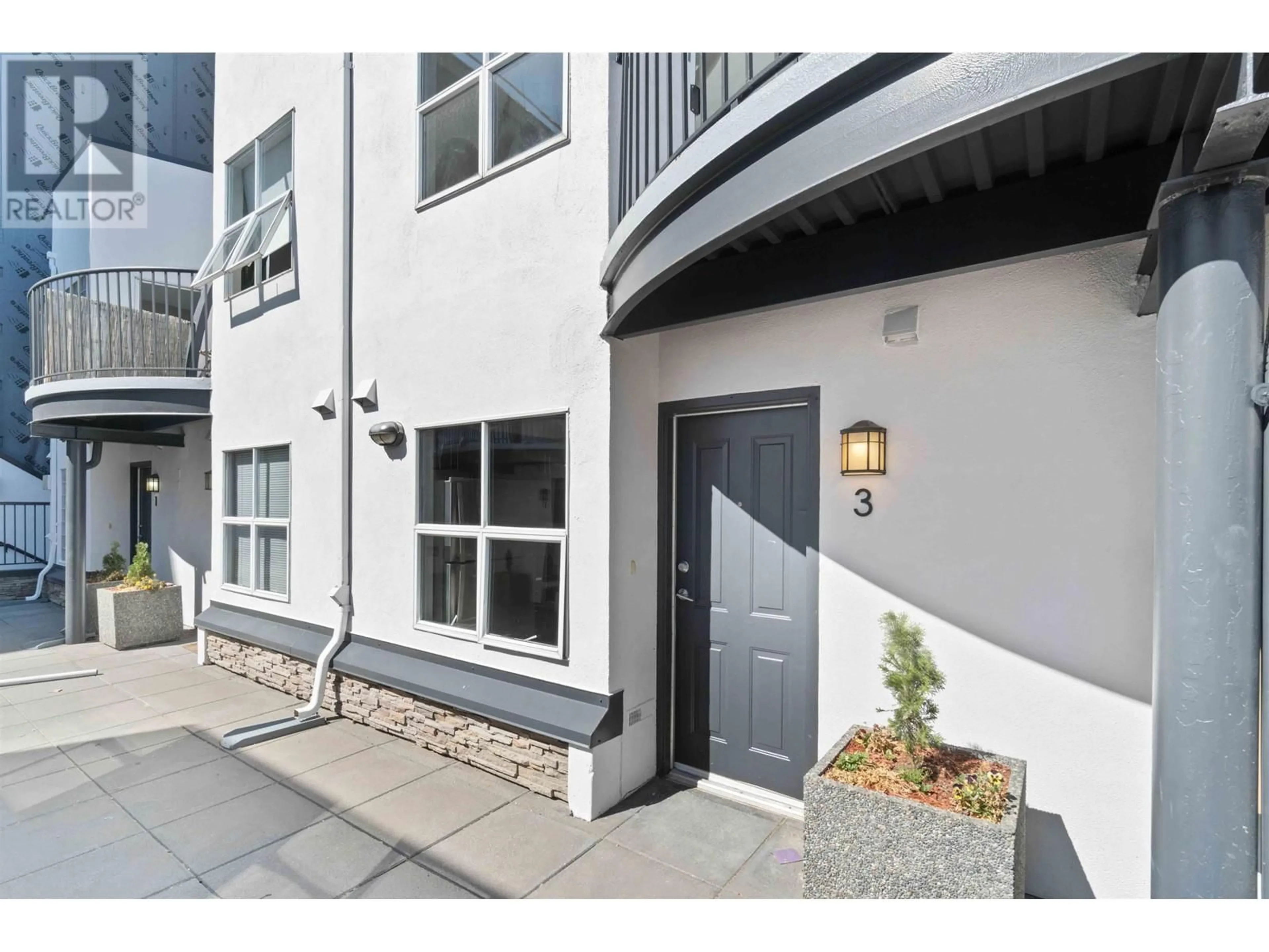 Indoor entryway for 3 - 2880 4TH AVENUE, Vancouver British Columbia V6K1R2