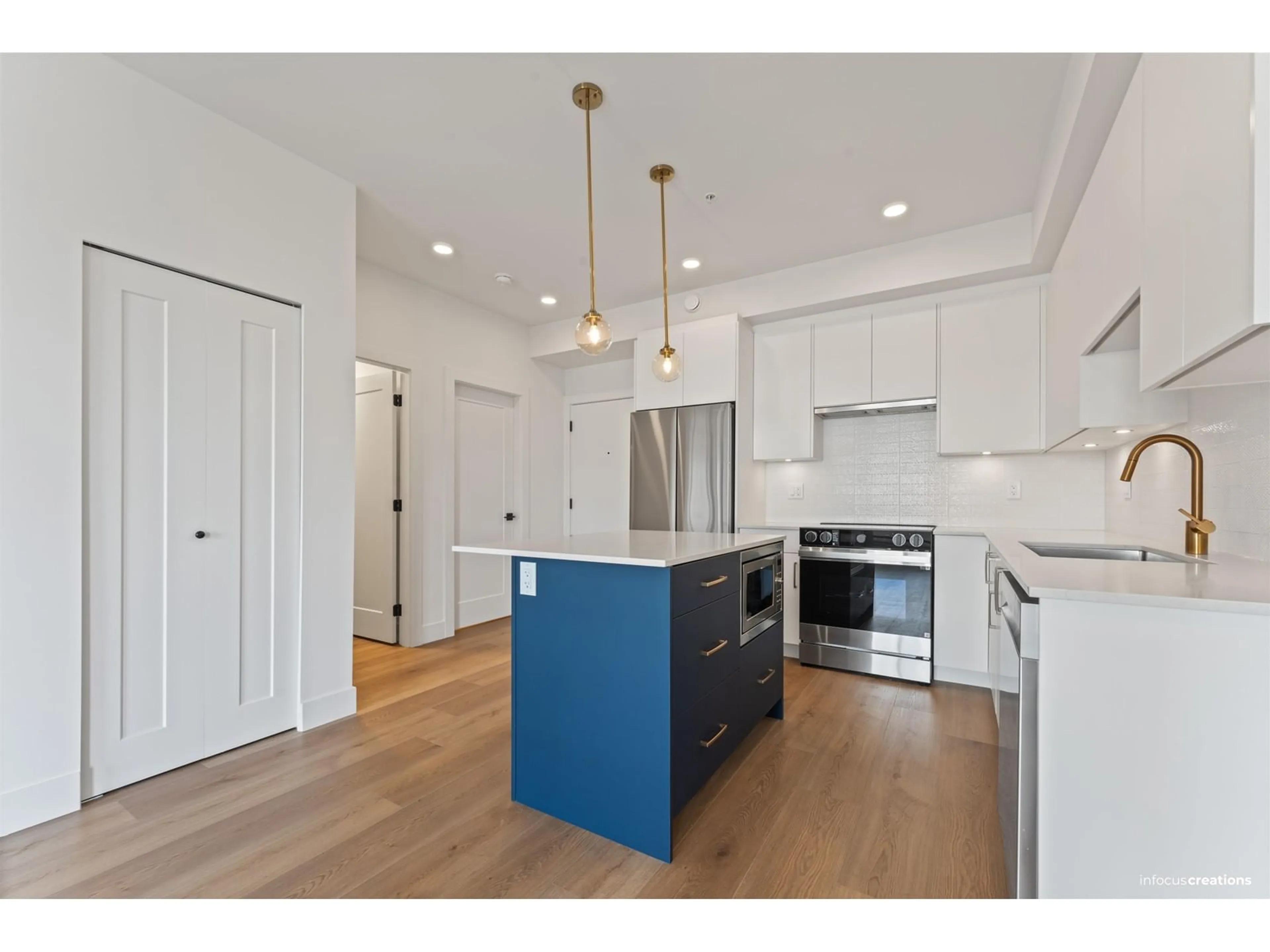 Open concept kitchen, wood/laminate floor for 215 - 20286 72B, Langley British Columbia V2Y3X4