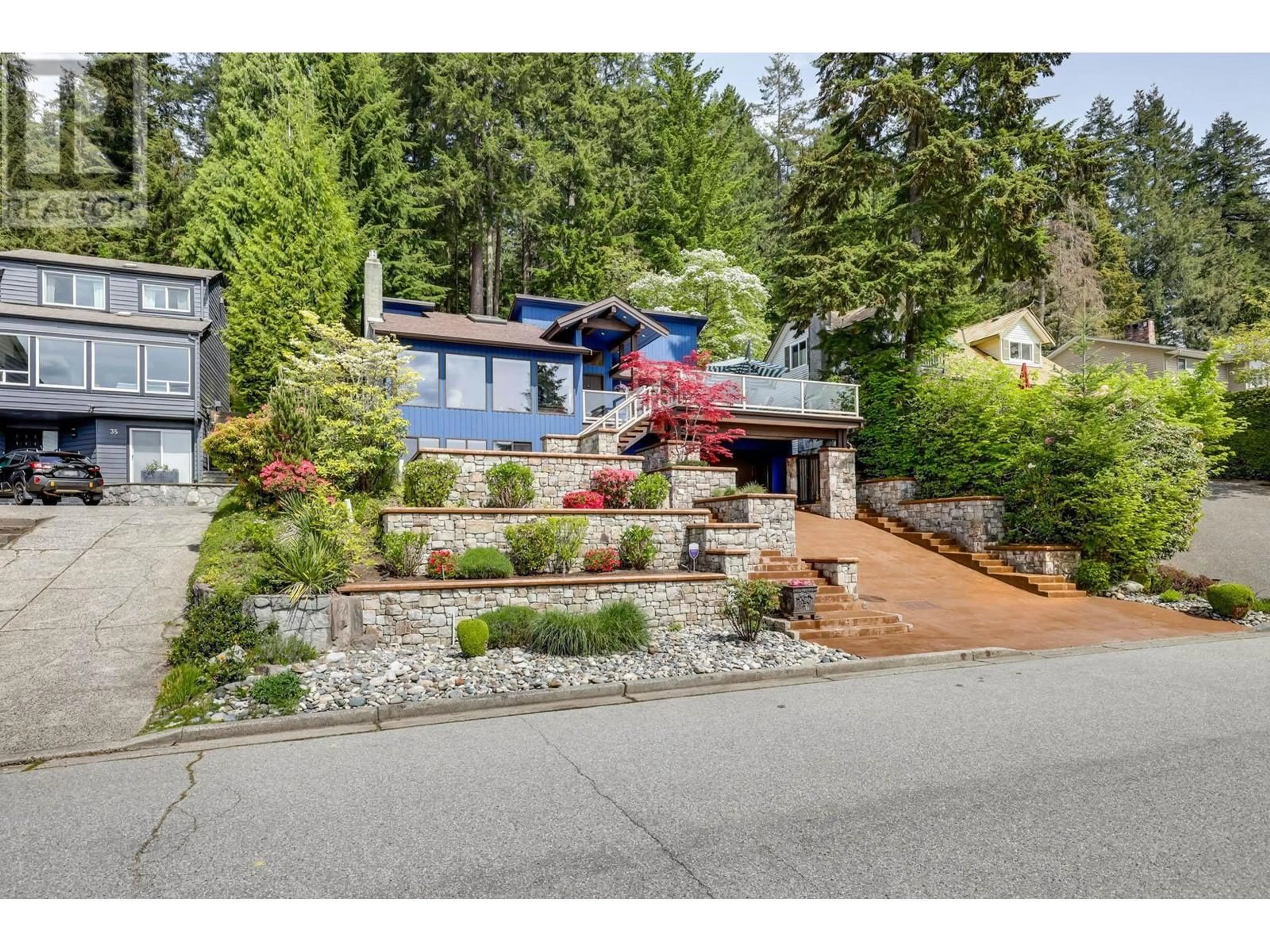A pic from outside/outdoor area/front of a property/back of a property/a pic from drone, street for 31 AXFORD BAY, Port Moody British Columbia V3H3R4