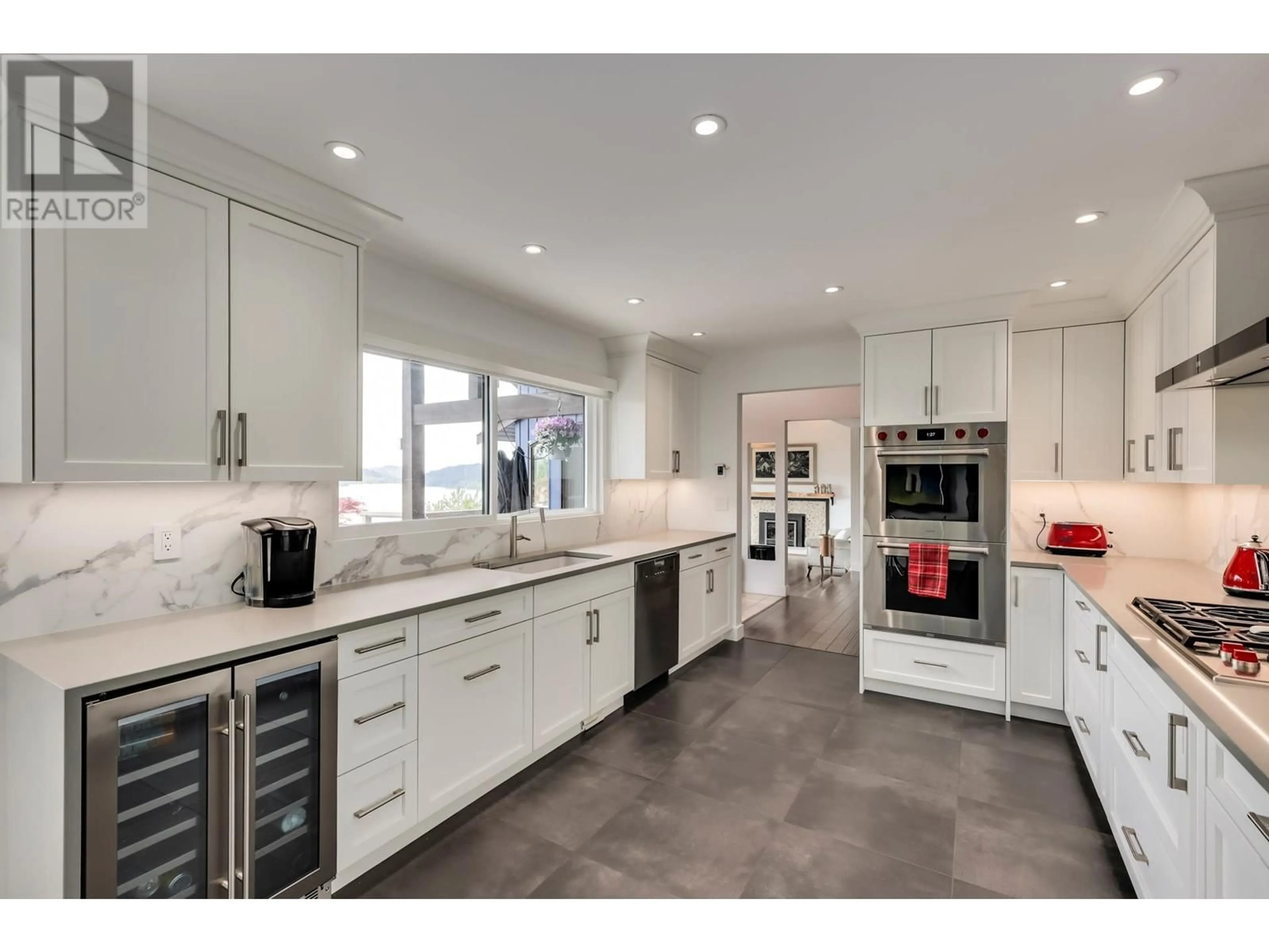 Open concept kitchen, ceramic/tile floor for 31 AXFORD BAY, Port Moody British Columbia V3H3R4