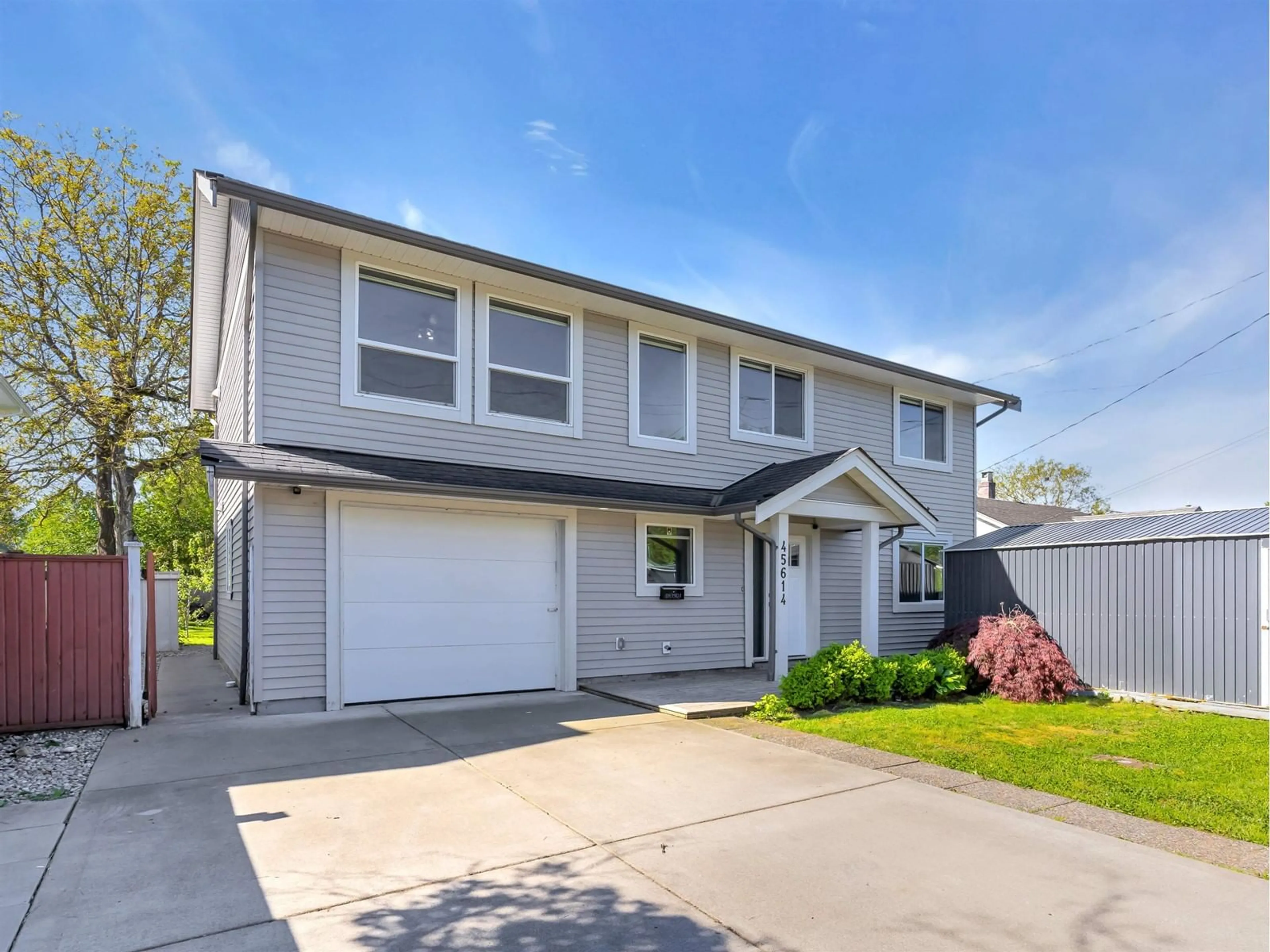 Home with vinyl exterior material, street for 45614 HERRON AVENUE, Chilliwack British Columbia V2P3G9
