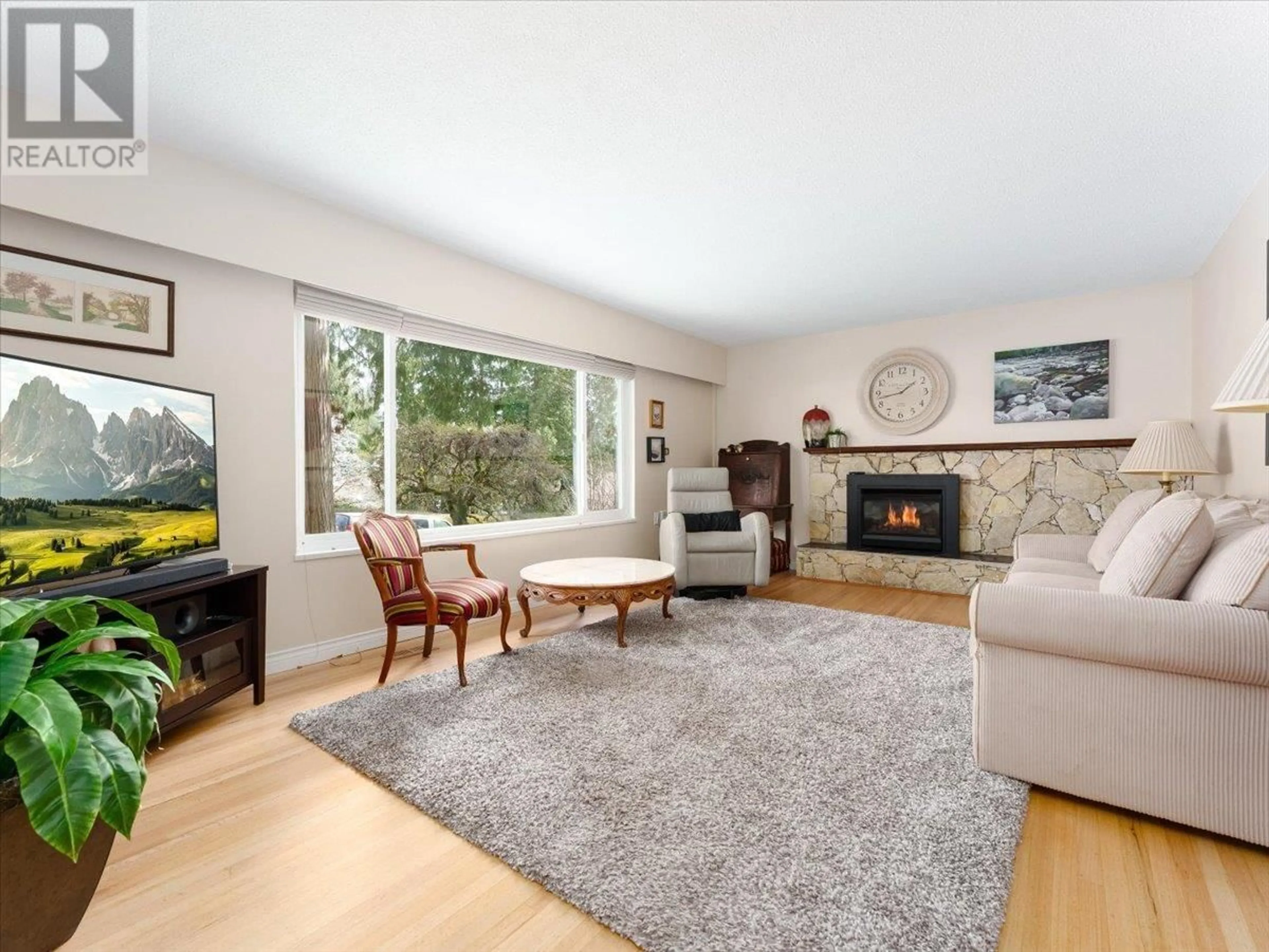 Living room with furniture, unknown for 4347 RUTH CRESCENT, North Vancouver British Columbia V7K2N1