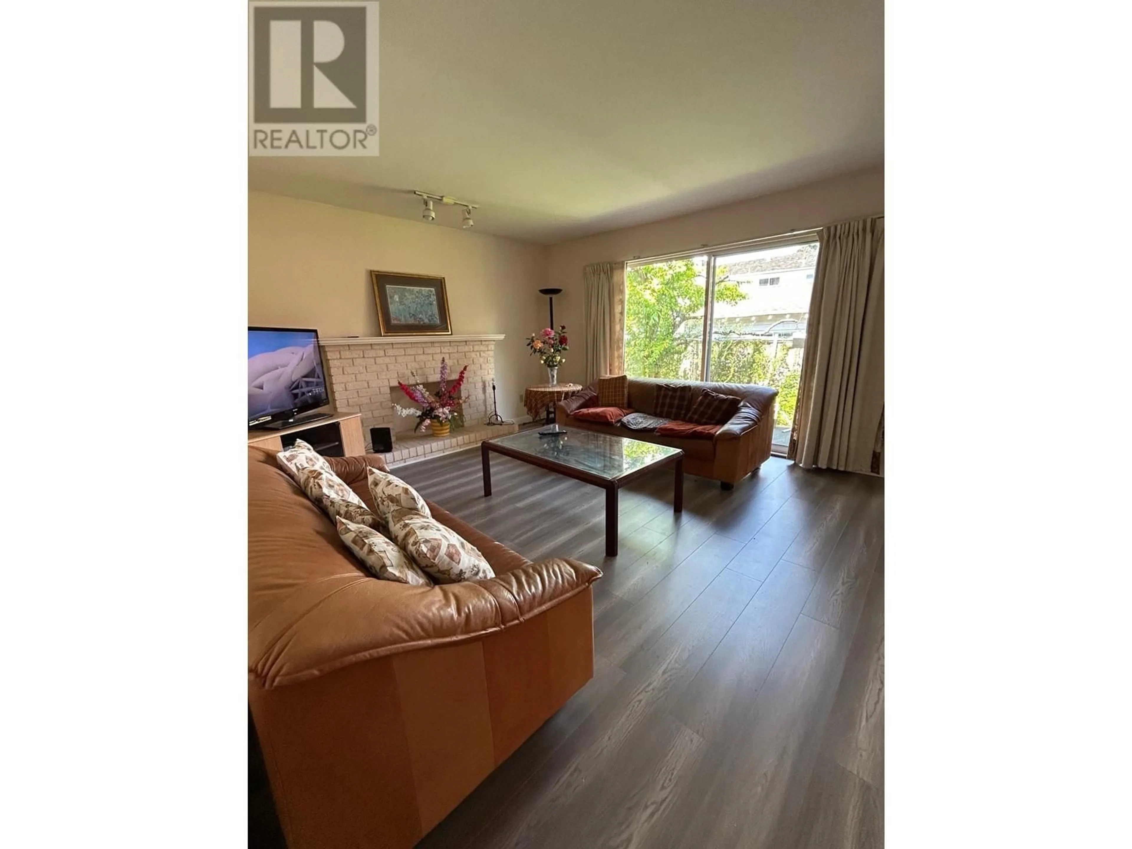Living room with furniture, wood/laminate floor for 9271 BOYD COURT, Richmond British Columbia V6Y3N9