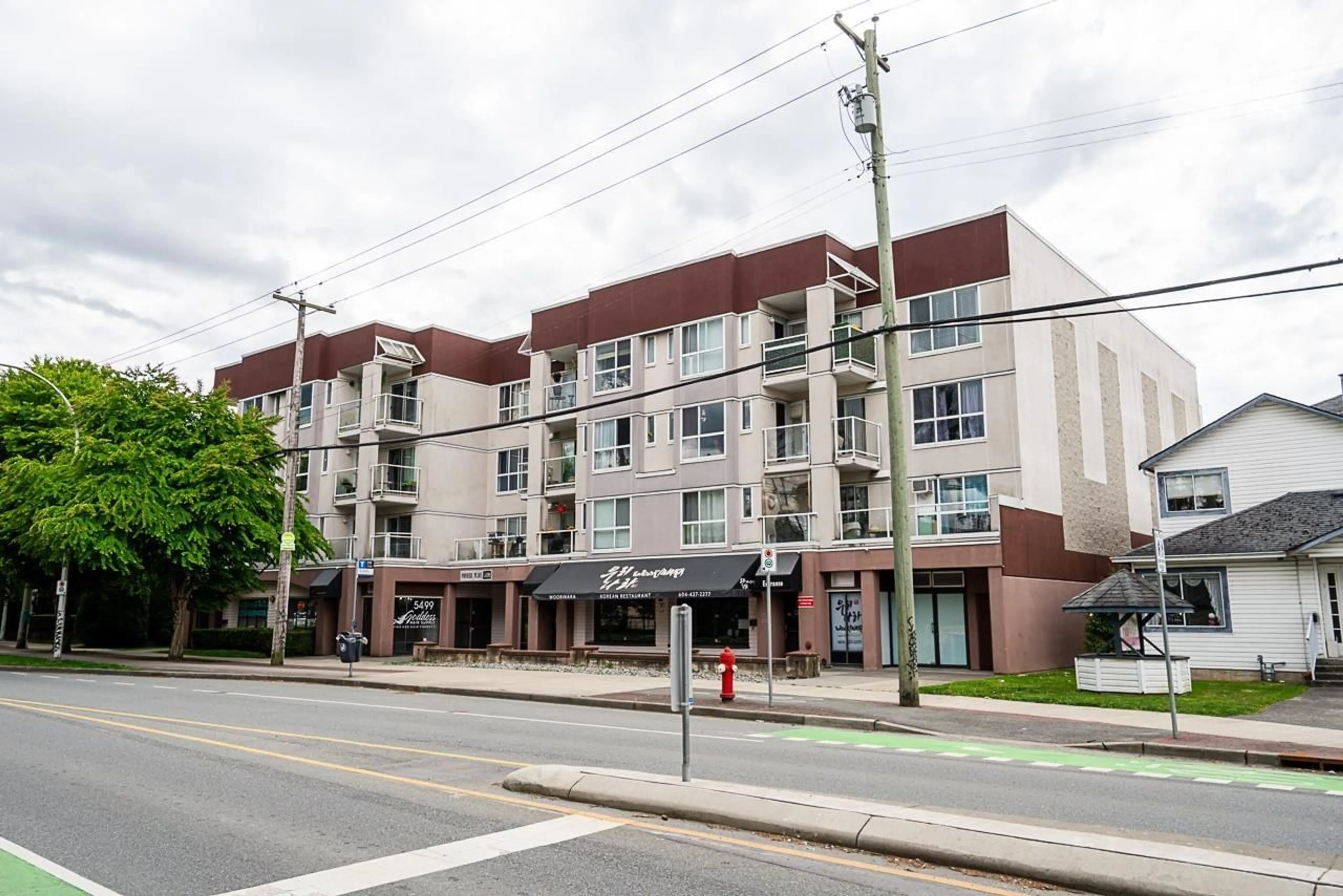 Patio, building for 302 - 5499 203, Langley British Columbia V3A1W1