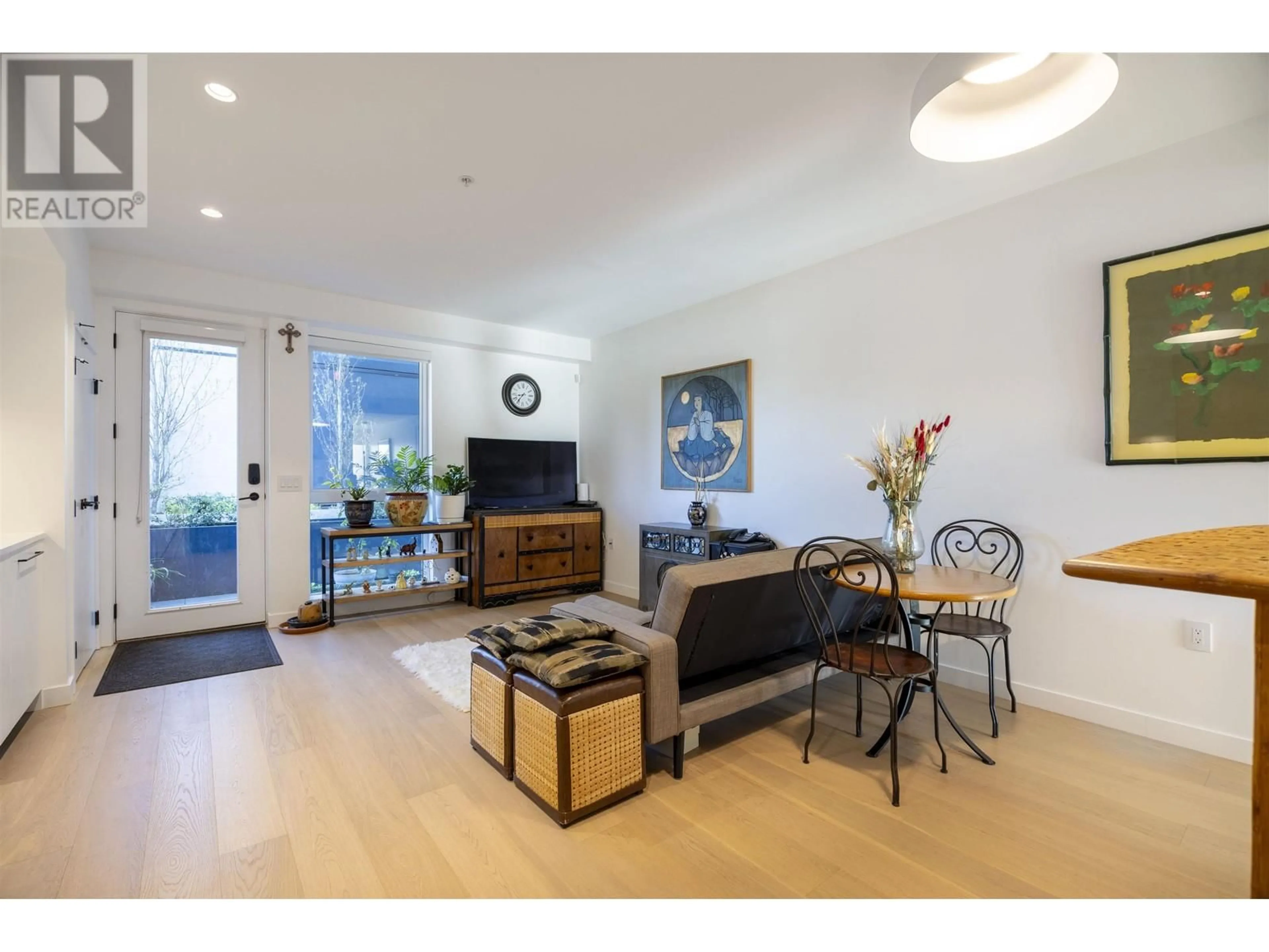 Living room with furniture, wood/laminate floor for 24 - 94 KING EDWARD AVENUE, Vancouver British Columbia V5Y0N6