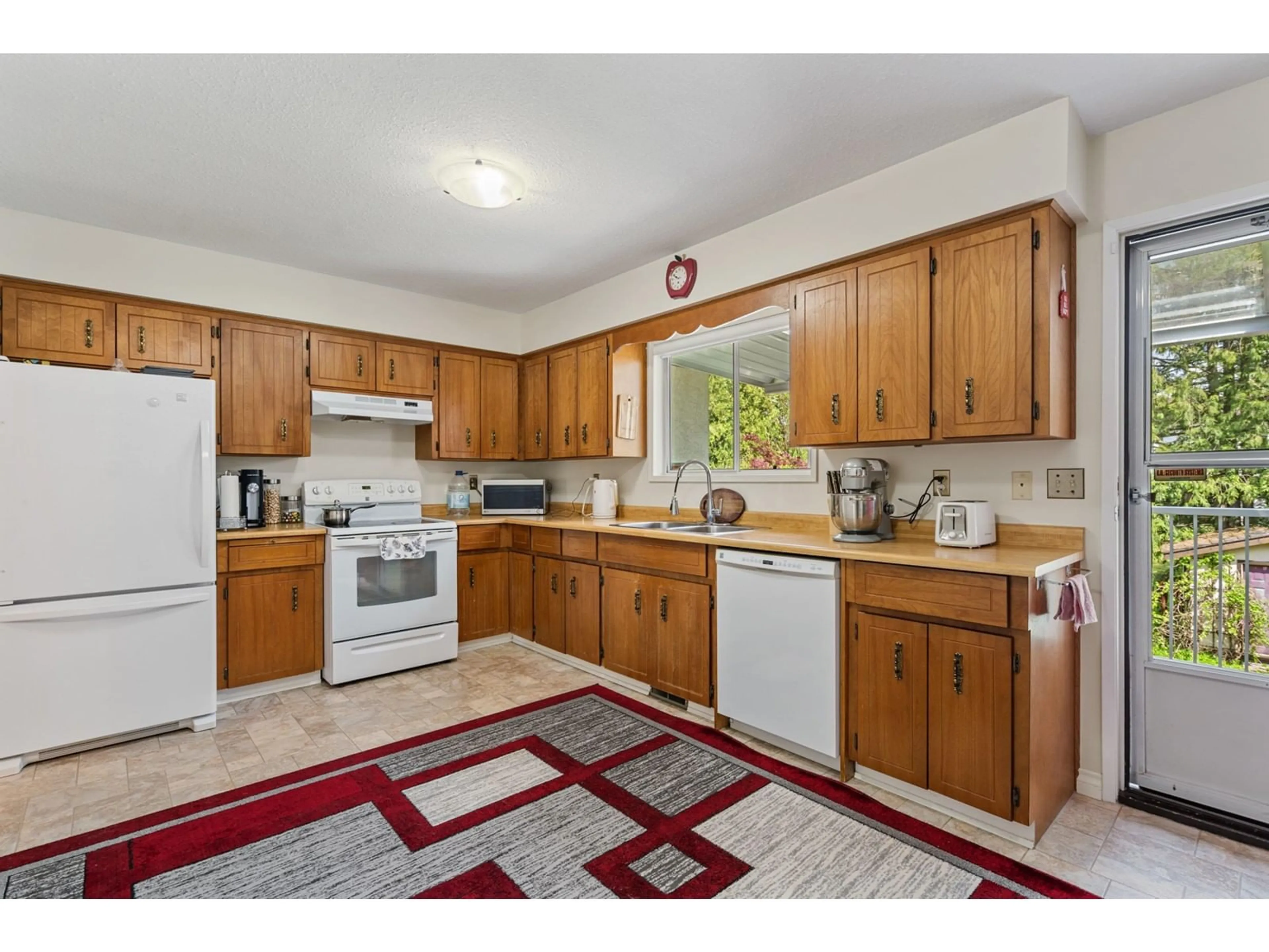 Standard kitchen, ceramic/tile floor for 2542 SPRINGHILL, Abbotsford British Columbia V2T3V7