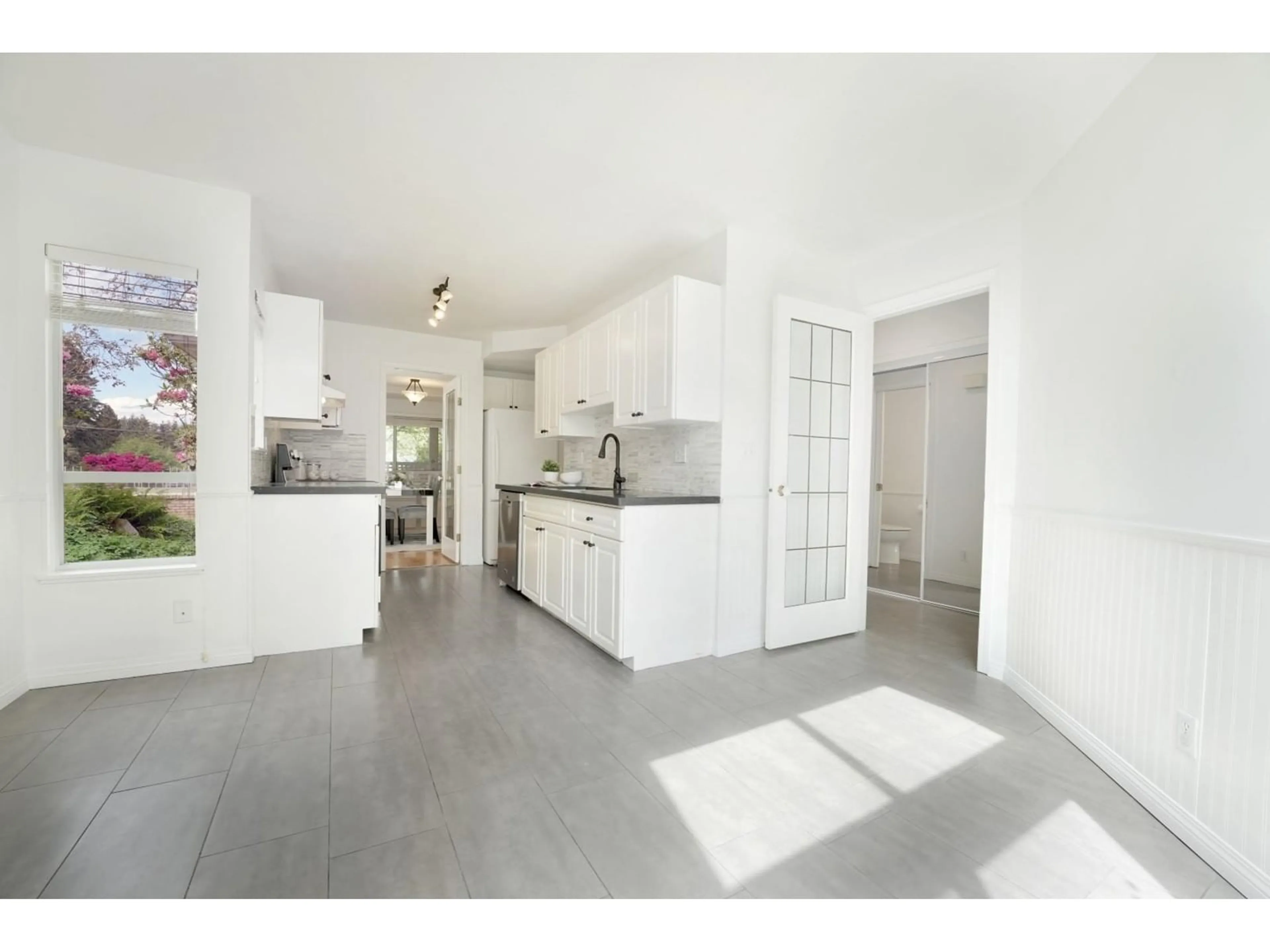 Open concept kitchen, unknown for 113 - 15550 26, Surrey British Columbia V4P1C6